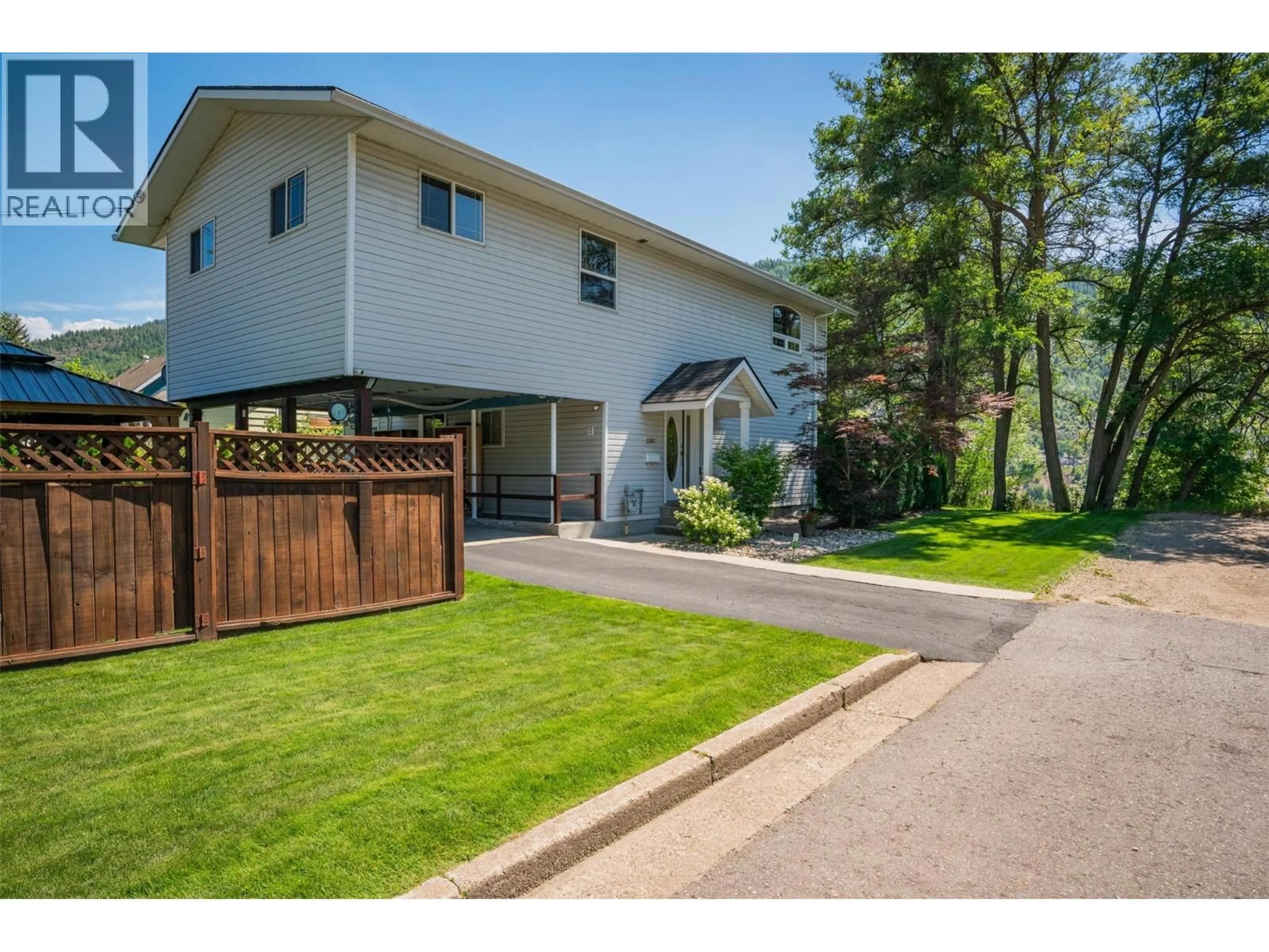 A pic from outside/outdoor area/front of a property/back of a property/a pic from drone, street for 2007 VALLEYVIEW DRIVE, Trail British Columbia V1R3B3