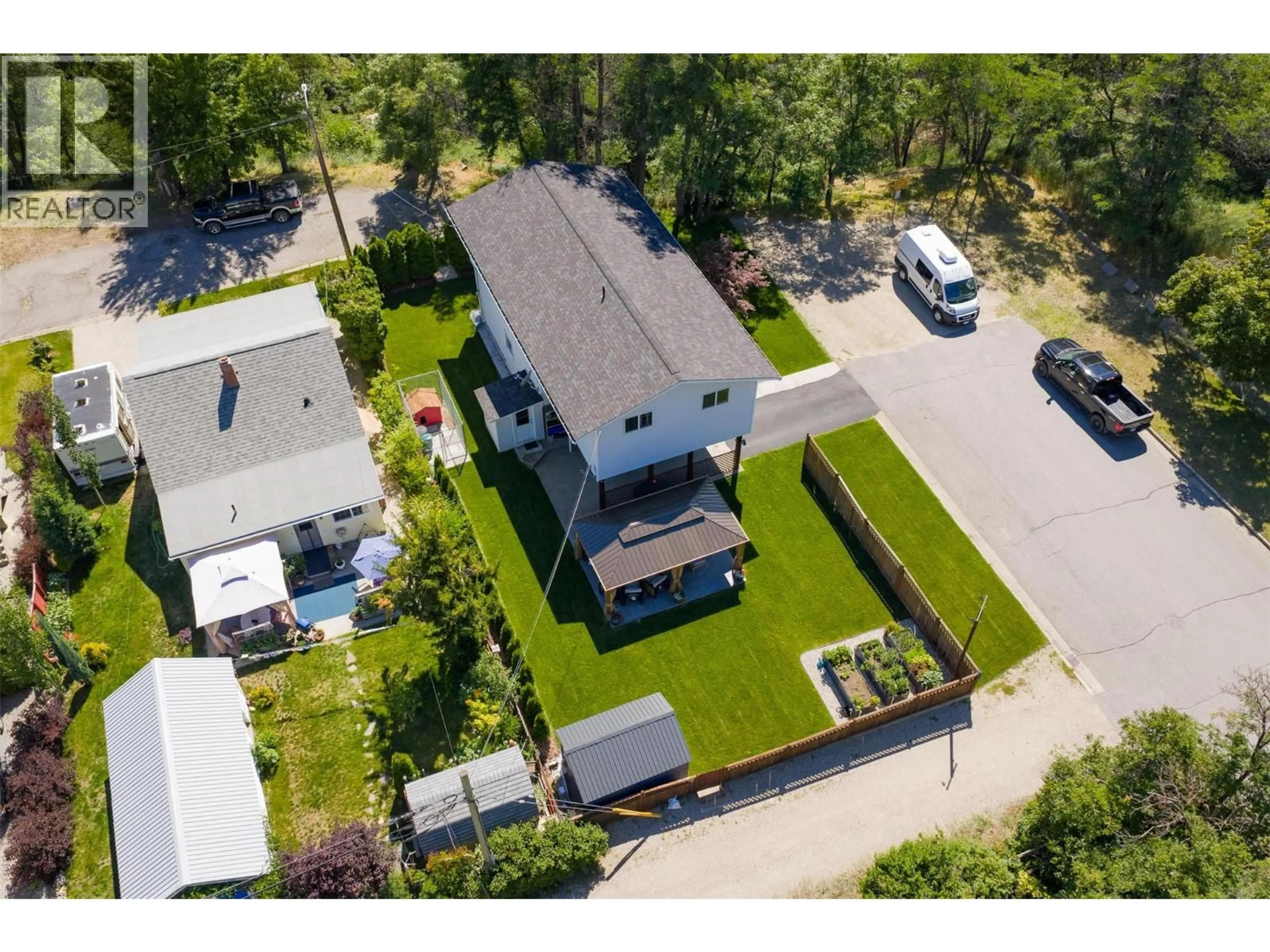 A pic from outside/outdoor area/front of a property/back of a property/a pic from drone, street for 2007 VALLEYVIEW DRIVE, Trail British Columbia V1R3B3