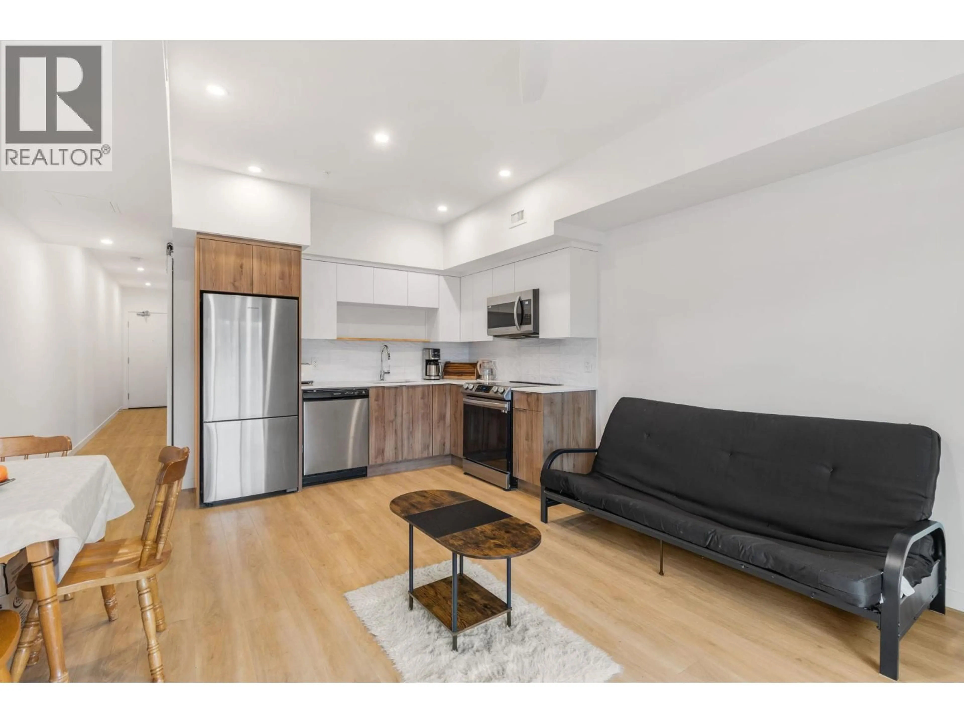 Open concept kitchen, wood/laminate floor for 404 - 604 CAWSTON AVENUE, Kelowna British Columbia V1Y6Z4