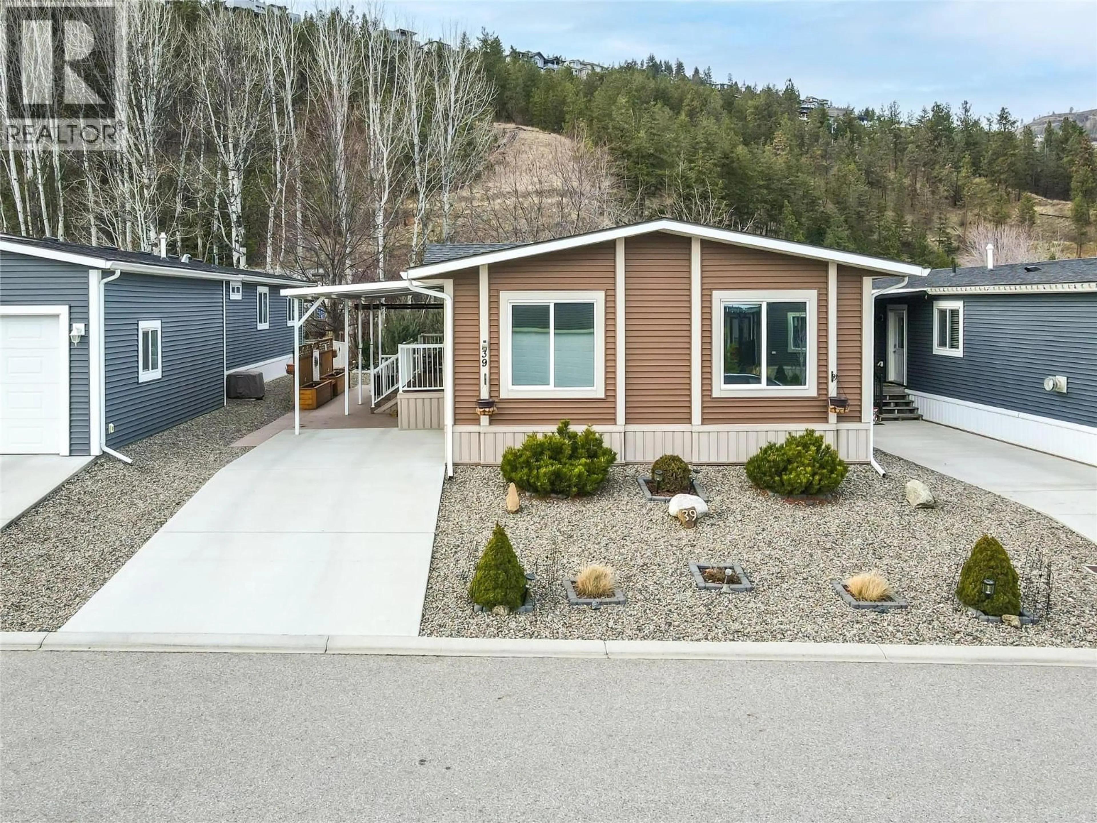 Home with vinyl exterior material, street for 39 - 1835 NANCEE WAY COURT, Kelowna British Columbia V1Z4C1