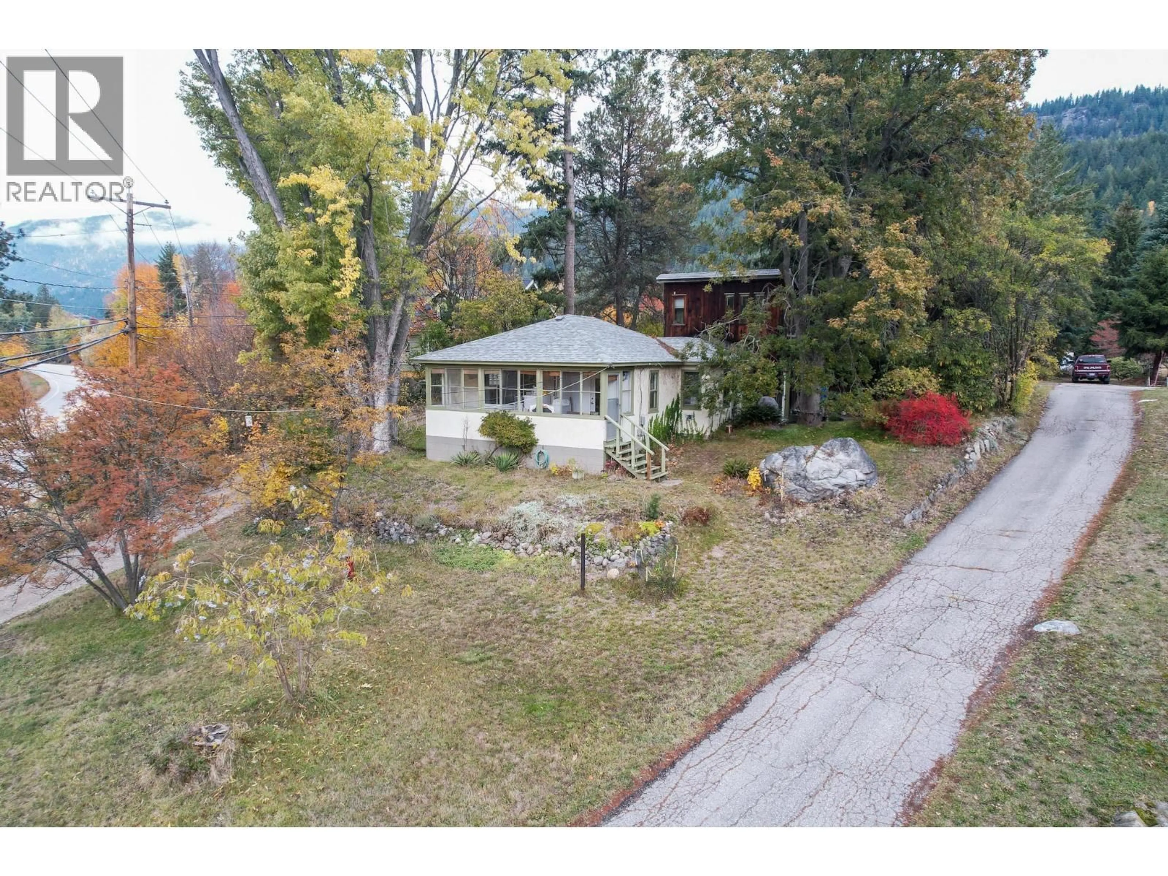 A pic from outside/outdoor area/front of a property/back of a property/a pic from drone, unknown for 3273 BROADWATER ROAD, Robson British Columbia V0G1X0
