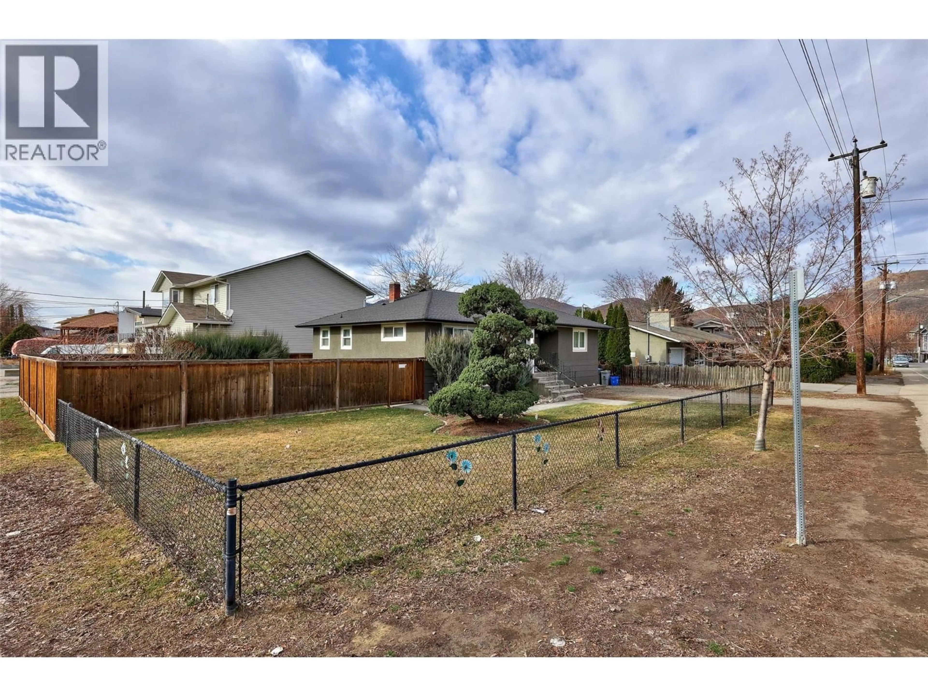 A pic from outside/outdoor area/front of a property/back of a property/a pic from drone, mountain view for 862 DESMOND STREET, Kamloops British Columbia V2B5K5