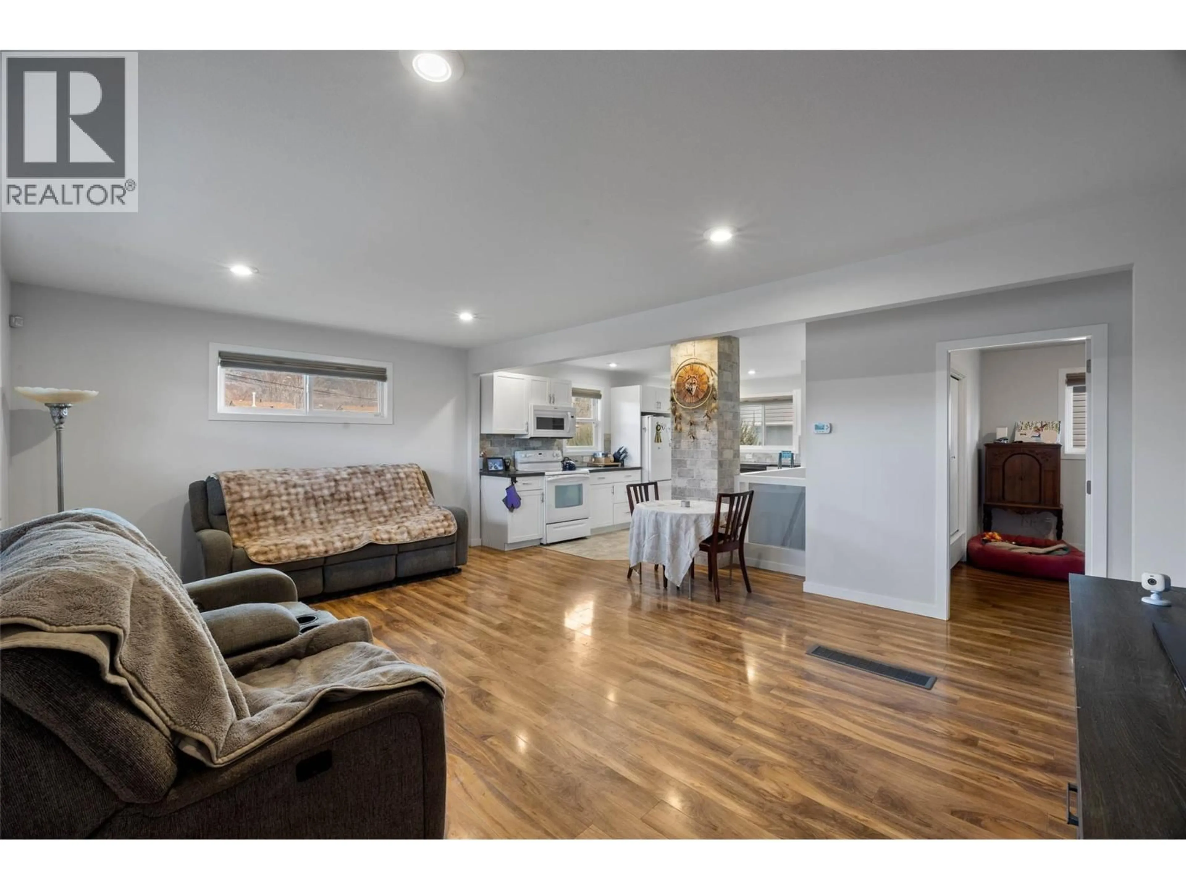 Open concept kitchen, wood/laminate floor for 862 DESMOND STREET, Kamloops British Columbia V2B5K5