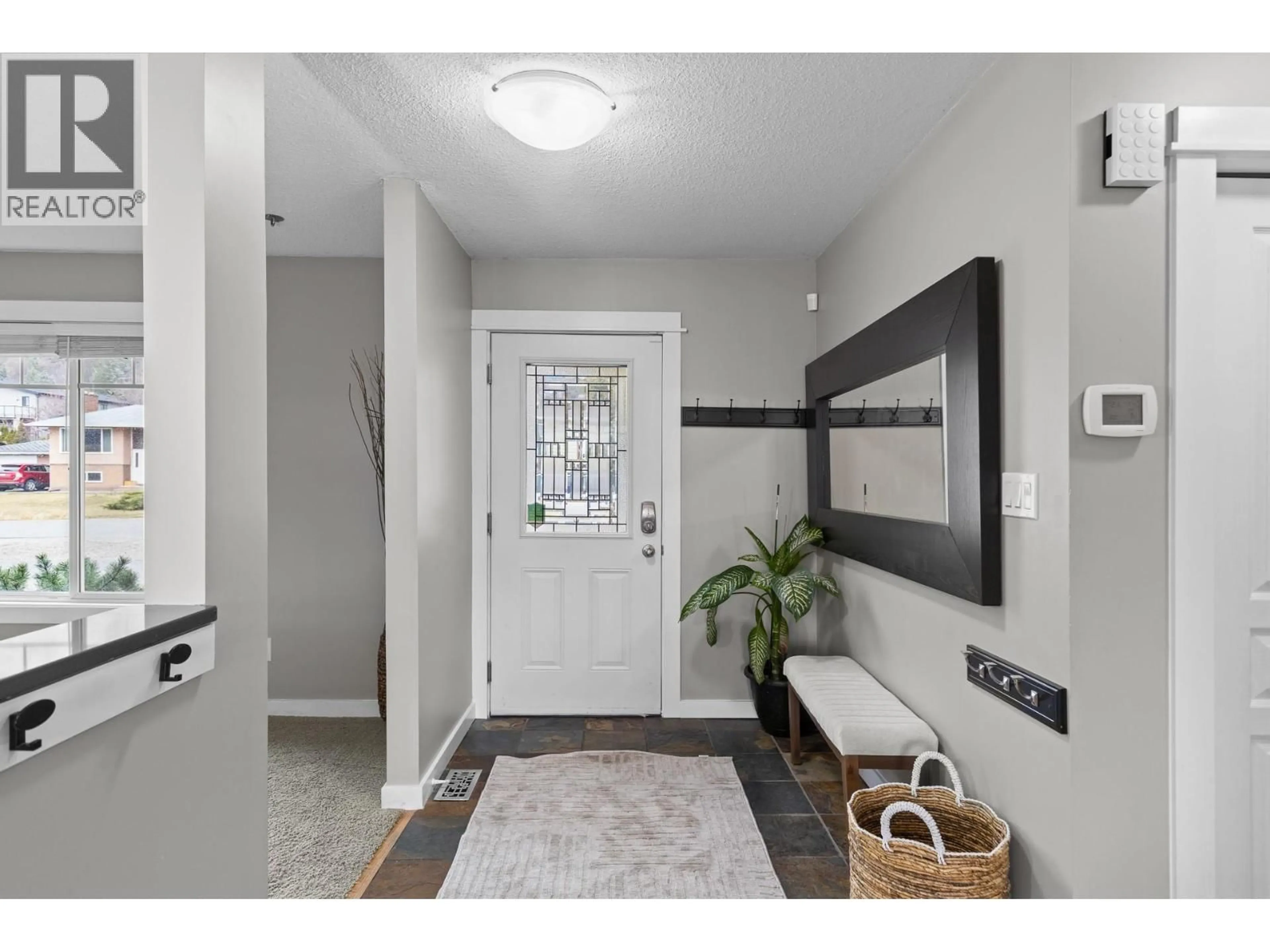 Indoor entryway for 367 YATES ROAD, Kelowna British Columbia V1V1R4