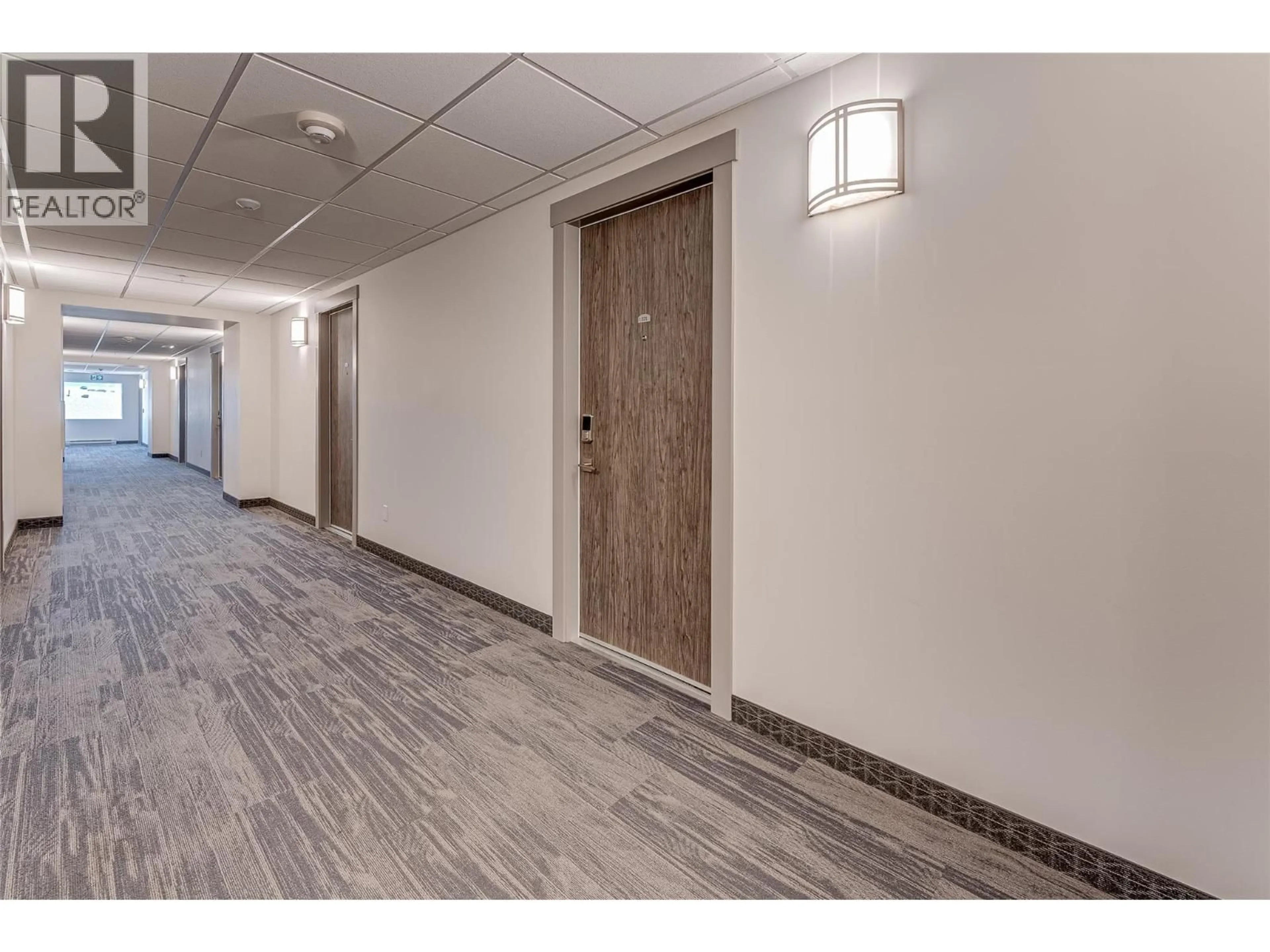 Indoor foyer for 321 - 2555 LAKESHORE ROAD, Vernon British Columbia V1H1M9