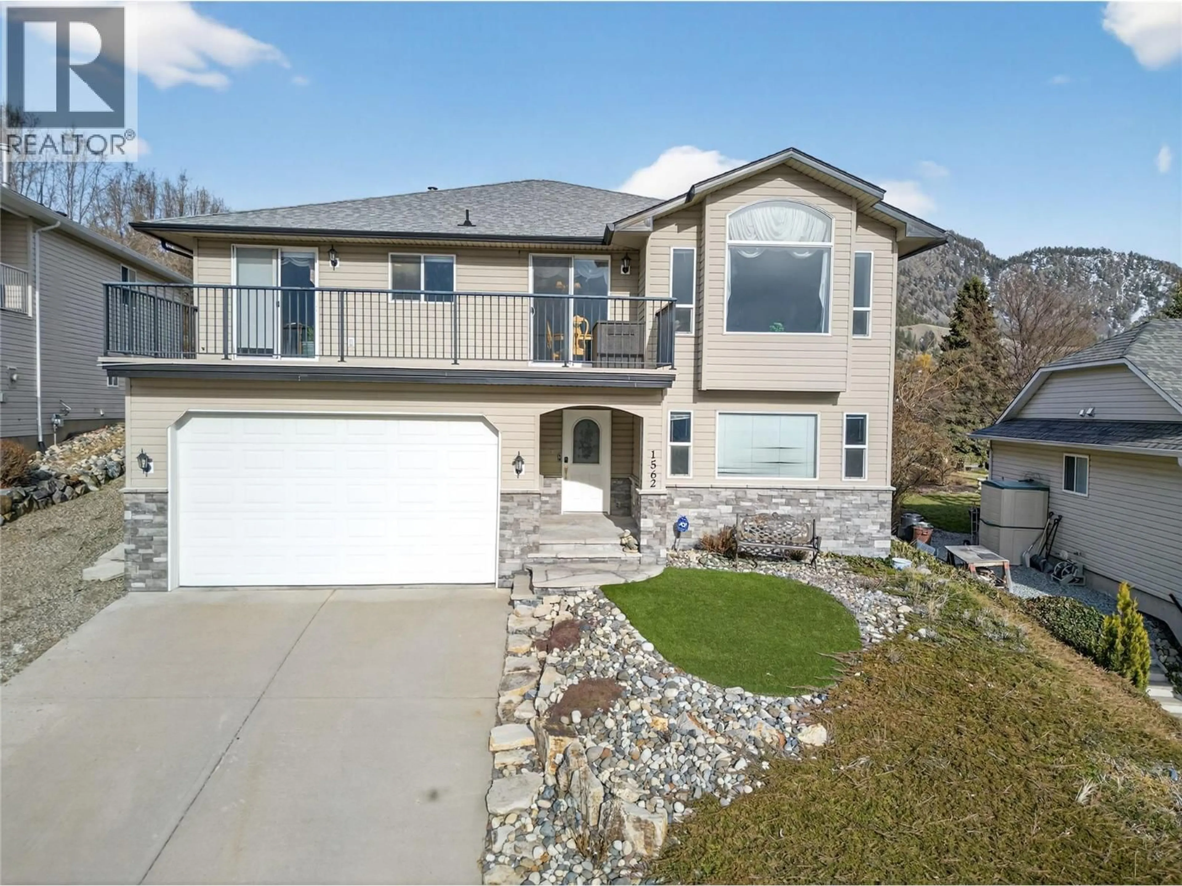 Home with vinyl exterior material, street for 1562 LONGLEY CRESCENT, Kelowna British Columbia V1P1M9