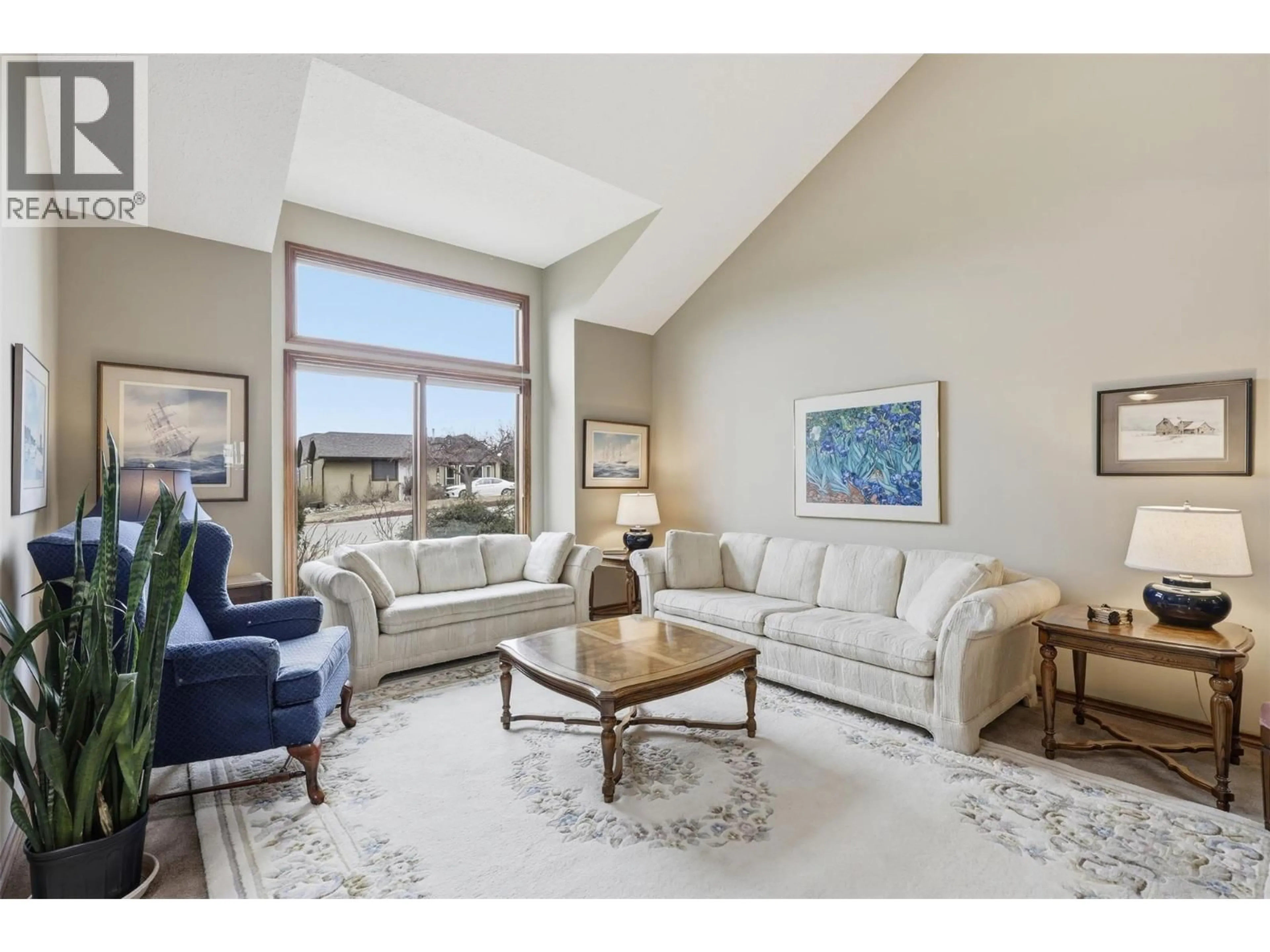 Living room with furniture, unknown for 842 GREYBRIAR COURT, Kamloops British Columbia V1S1K5