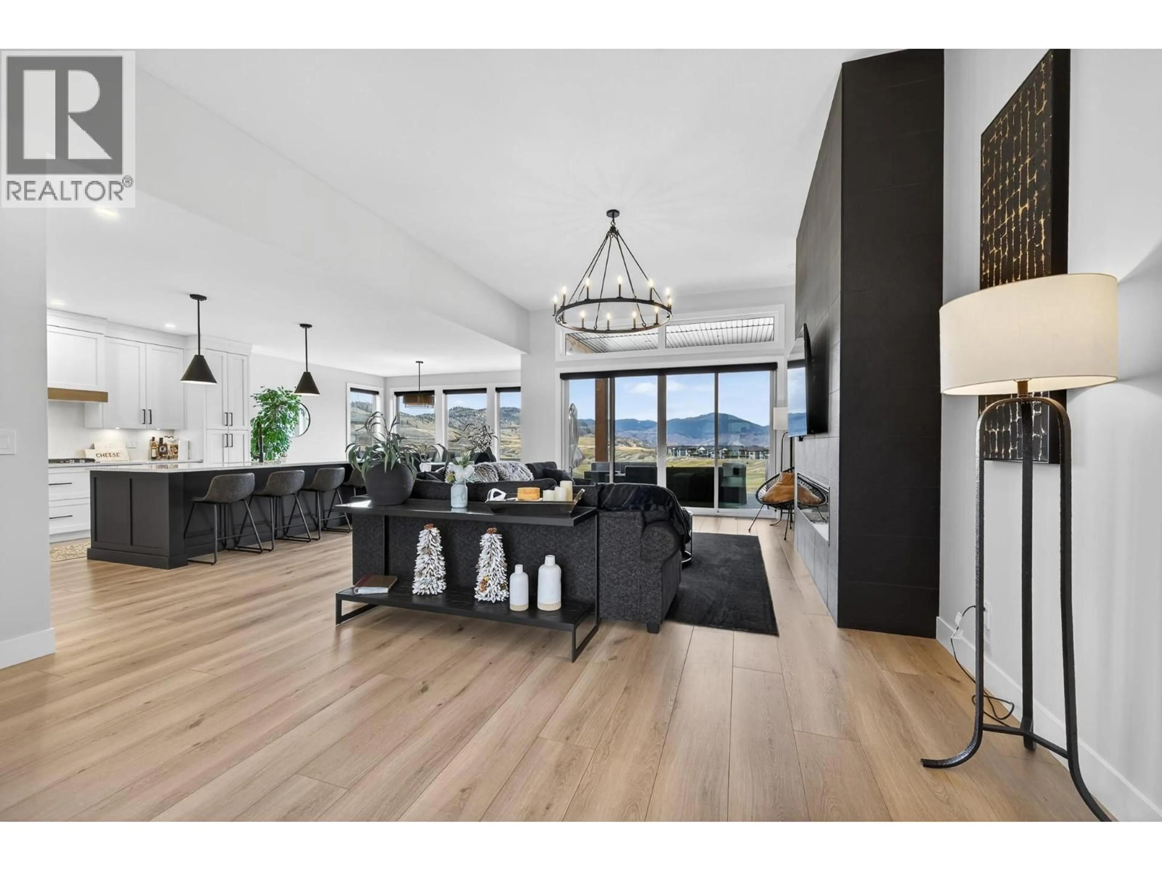 Open concept kitchen, wood/laminate floor for 200 RUE CHEVAL NOIR OTHER, Kamloops British Columbia V1S0B3