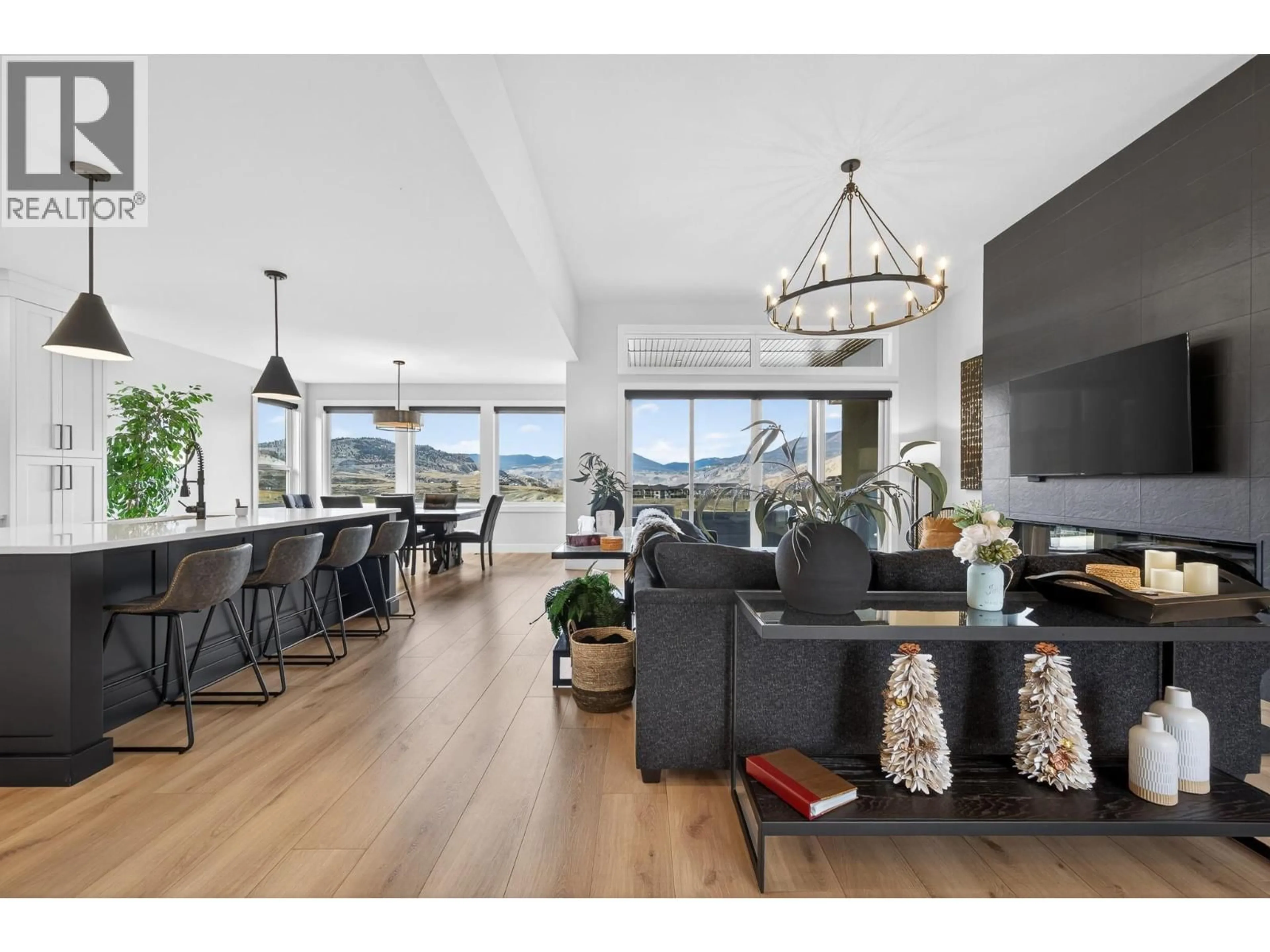 Open concept kitchen, wood/laminate floor for 200 RUE CHEVAL NOIR OTHER, Kamloops British Columbia V1S0B3