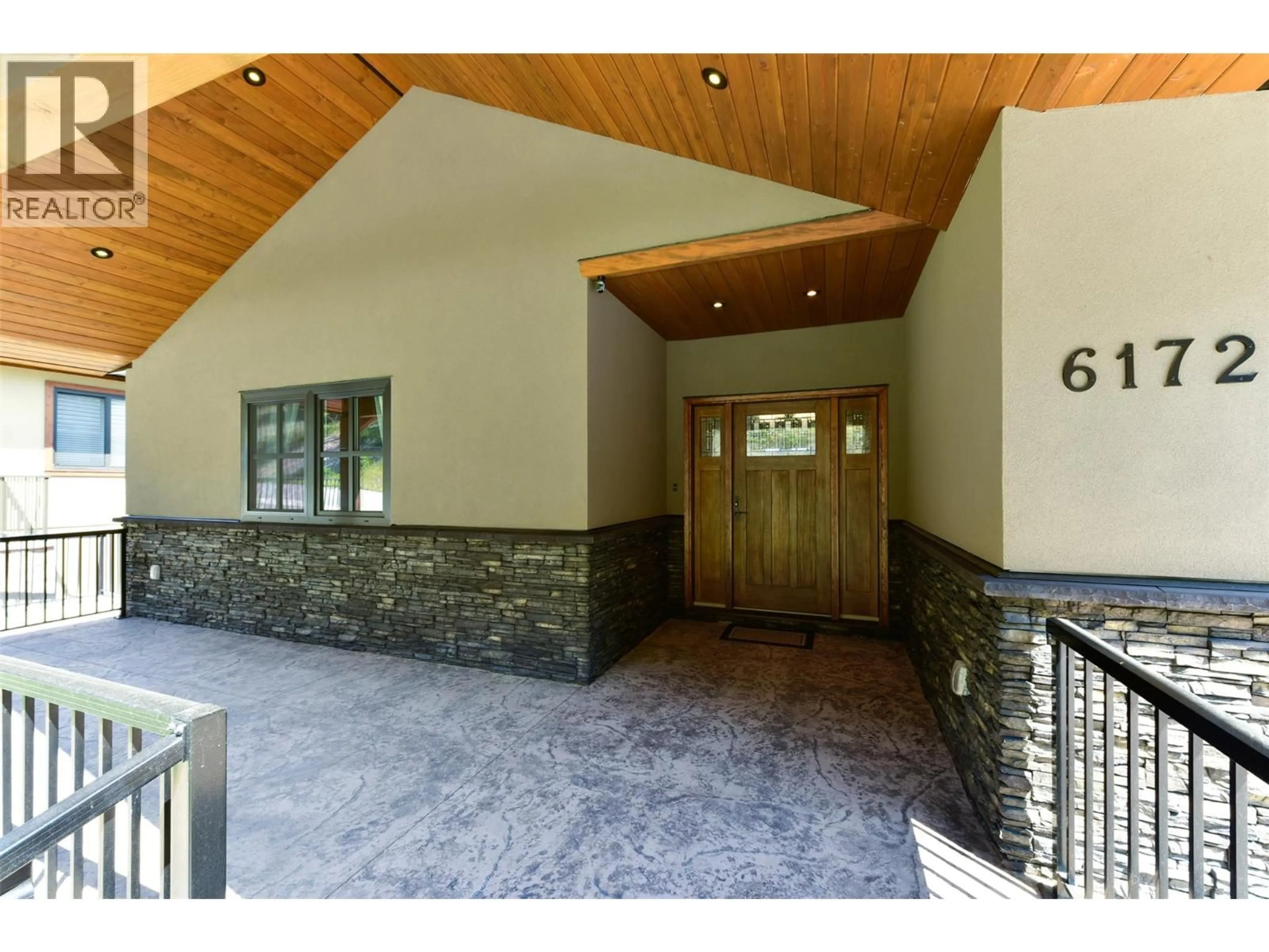 Indoor foyer for 6172 SEYMOURE AVENUE, Peachland British Columbia V0H1X4