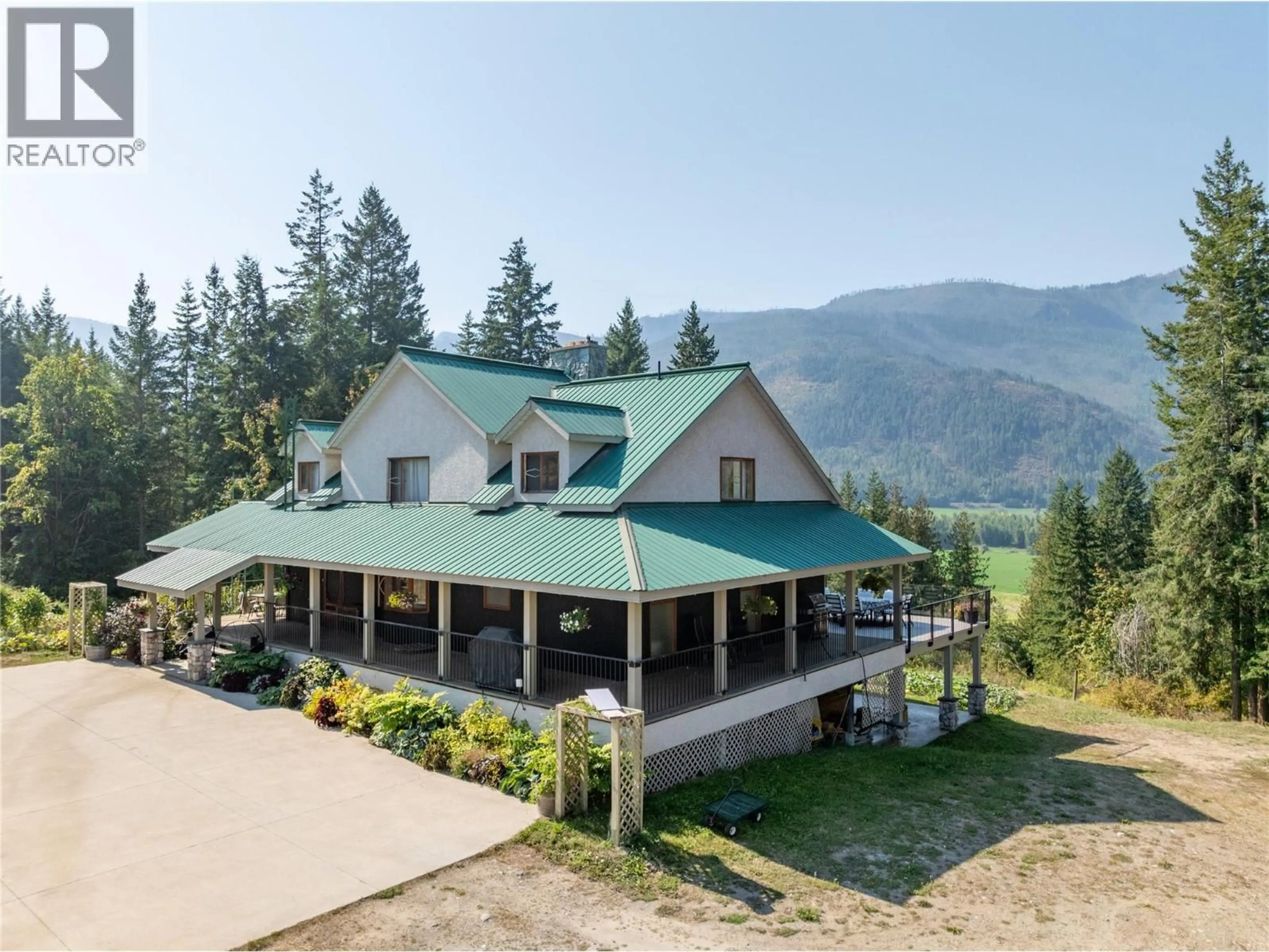 A pic from outside/outdoor area/front of a property/back of a property/a pic from drone, mountain view for 1403 NOTCH HILL ROAD, Sorrento British Columbia V0E2W1
