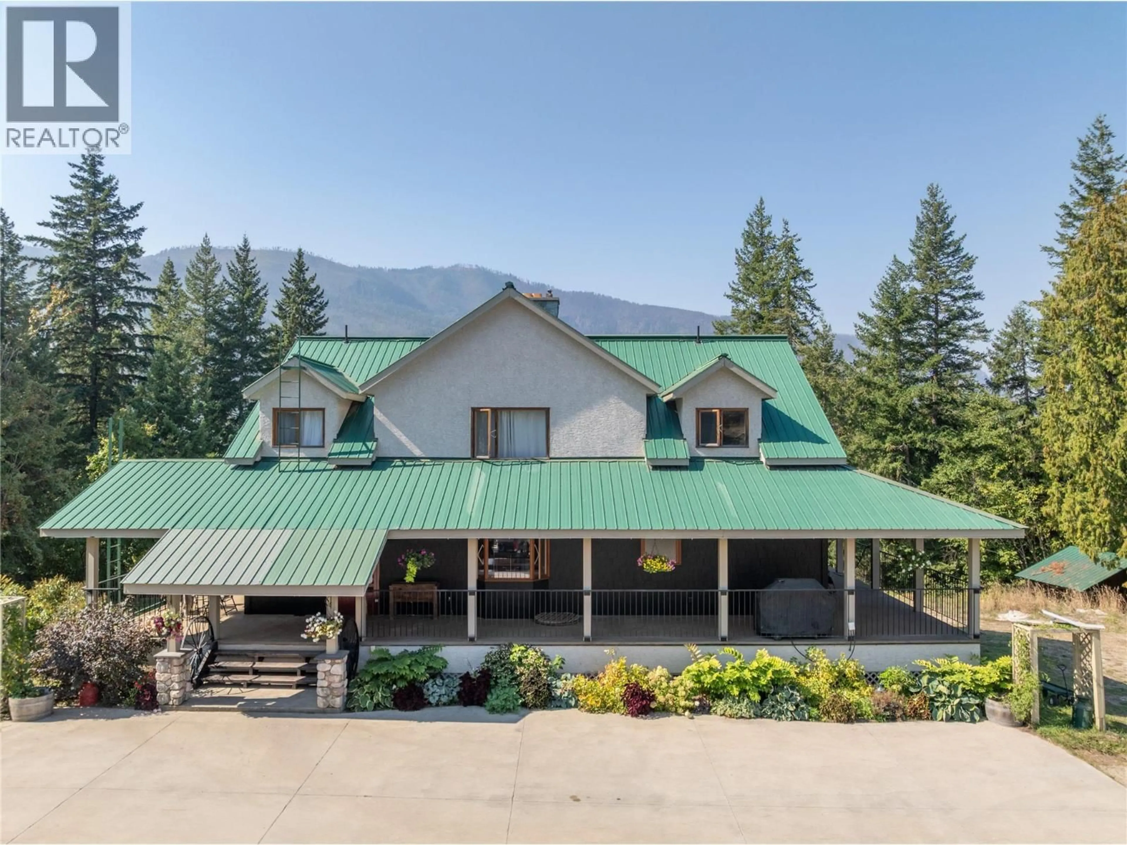 A pic from outside/outdoor area/front of a property/back of a property/a pic from drone, mountain view for 1403 NOTCH HILL ROAD, Sorrento British Columbia V0E2W1