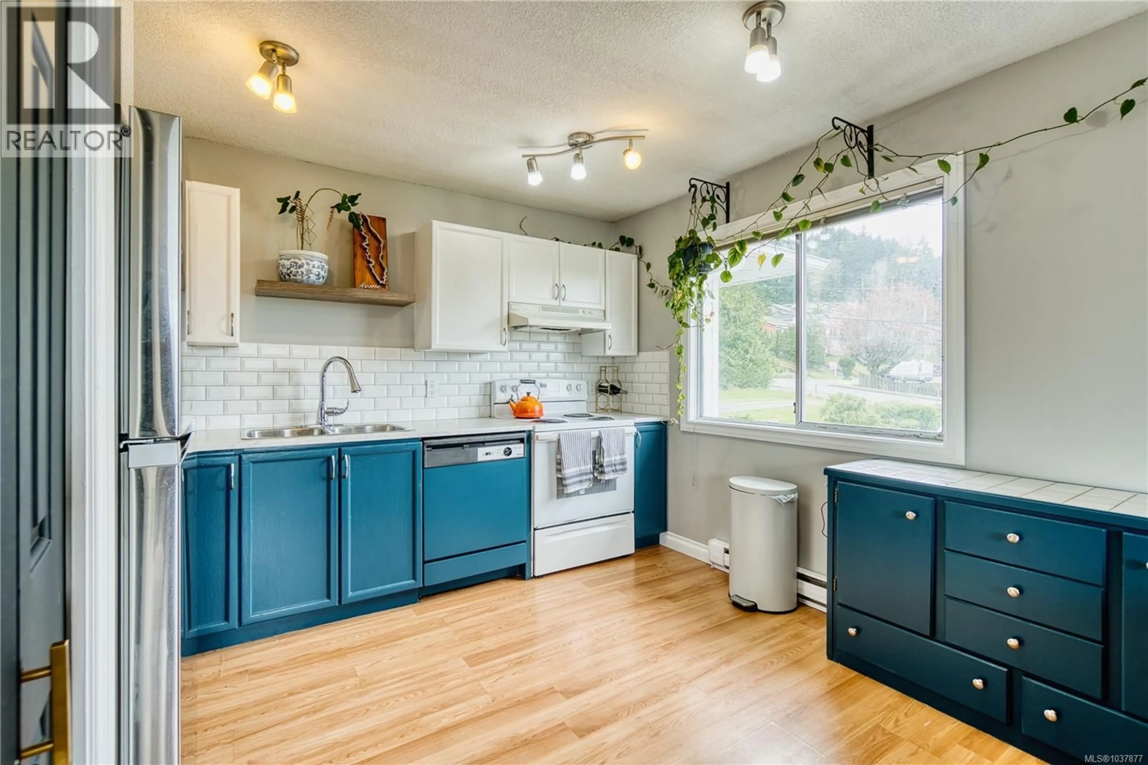 Open concept kitchen, ceramic/tile floor for 1 - 4801 HAMMOND BAY ROAD, Nanaimo British Columbia V9T5V7