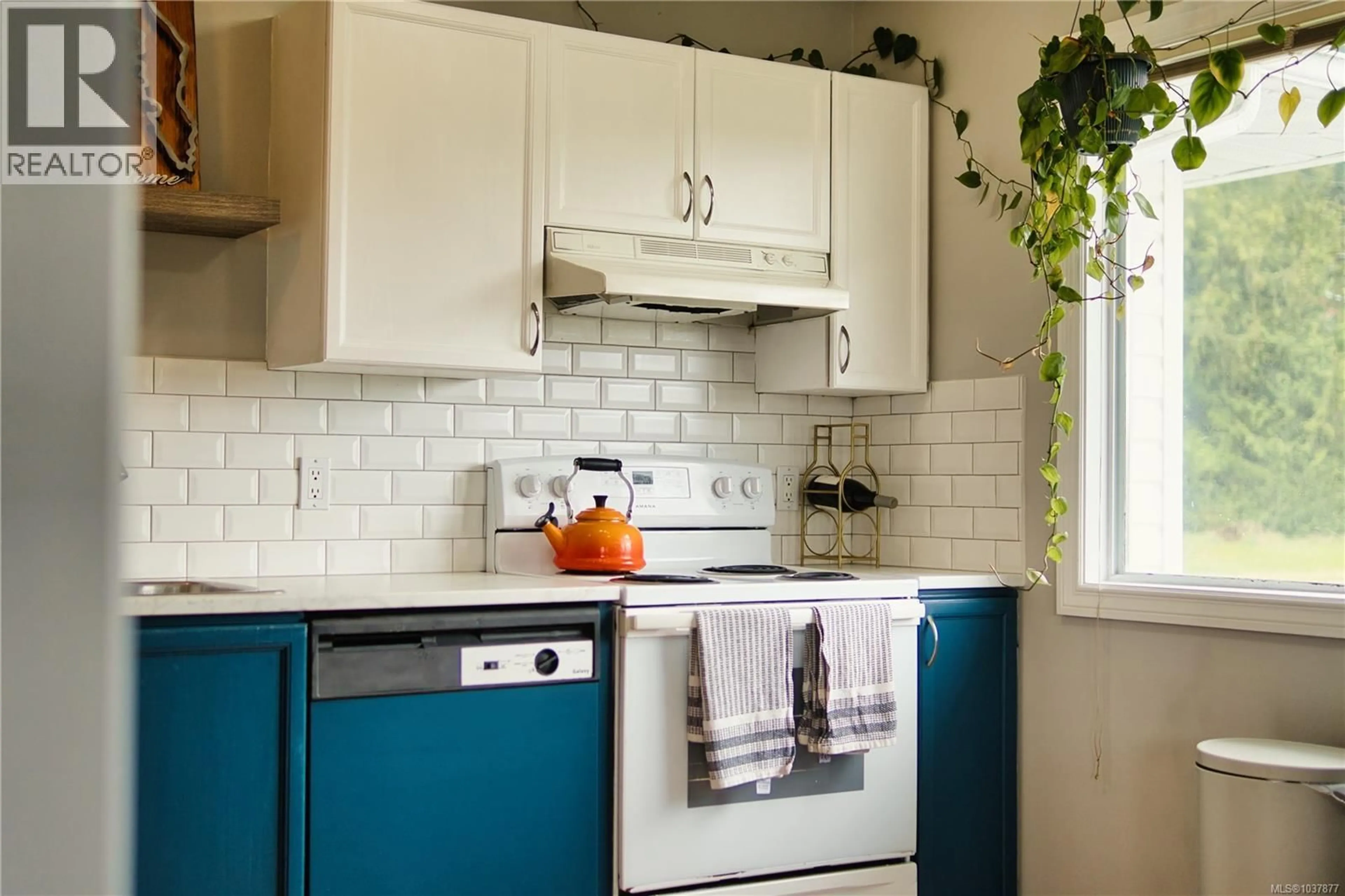 Standard kitchen, ceramic/tile floor for 1 - 4801 HAMMOND BAY ROAD, Nanaimo British Columbia V9T5V7