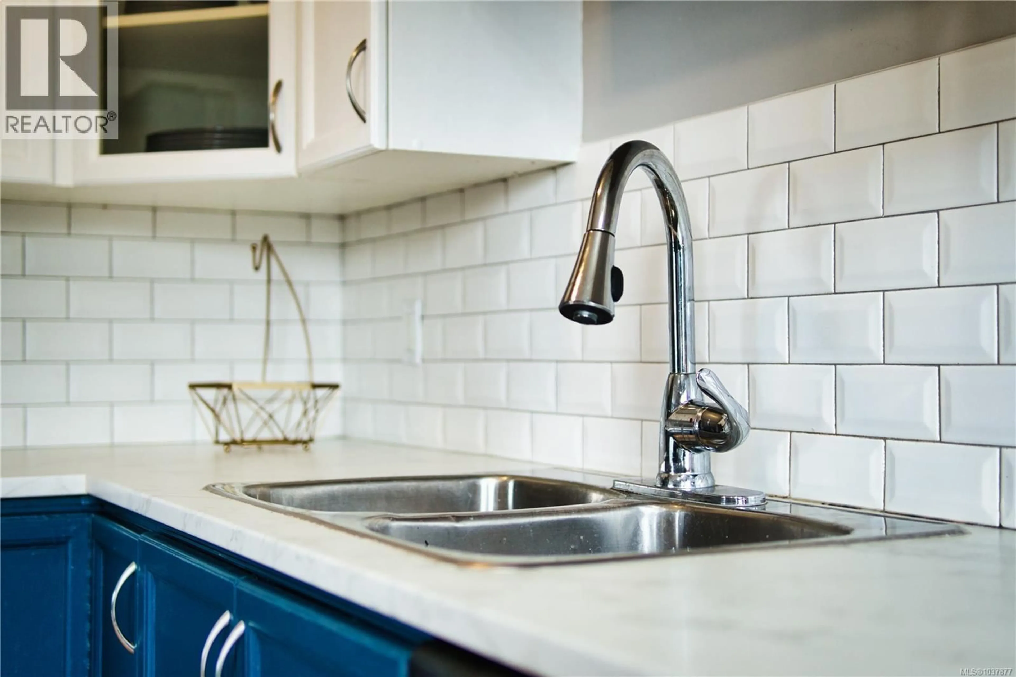 Contemporary kitchen, ceramic/tile floor for 1 - 4801 HAMMOND BAY ROAD, Nanaimo British Columbia V9T5V7