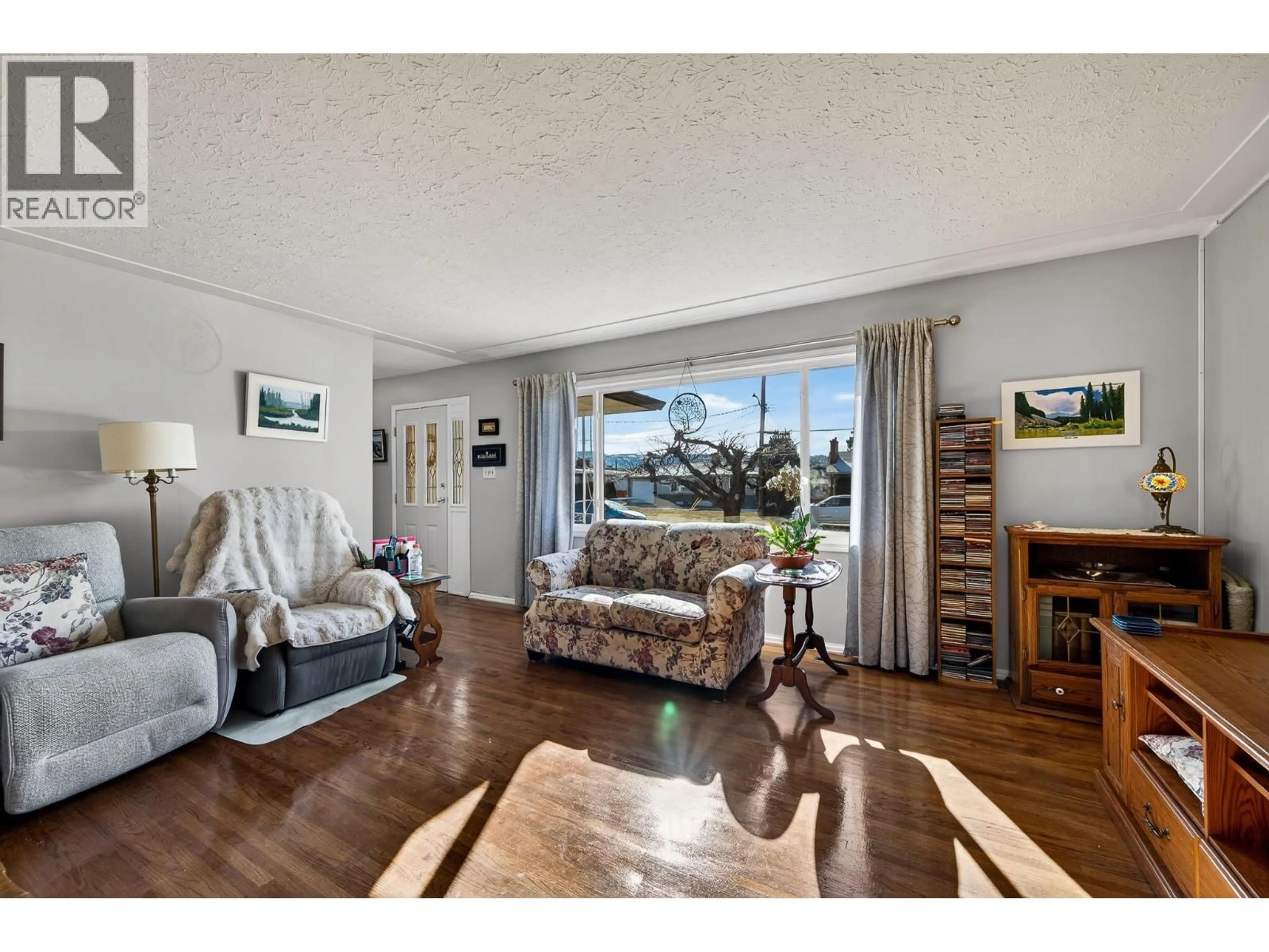 Living room with furniture, wood/laminate floor for 838 LETHBRIDGE AVENUE, Kamloops British Columbia V2B1X8