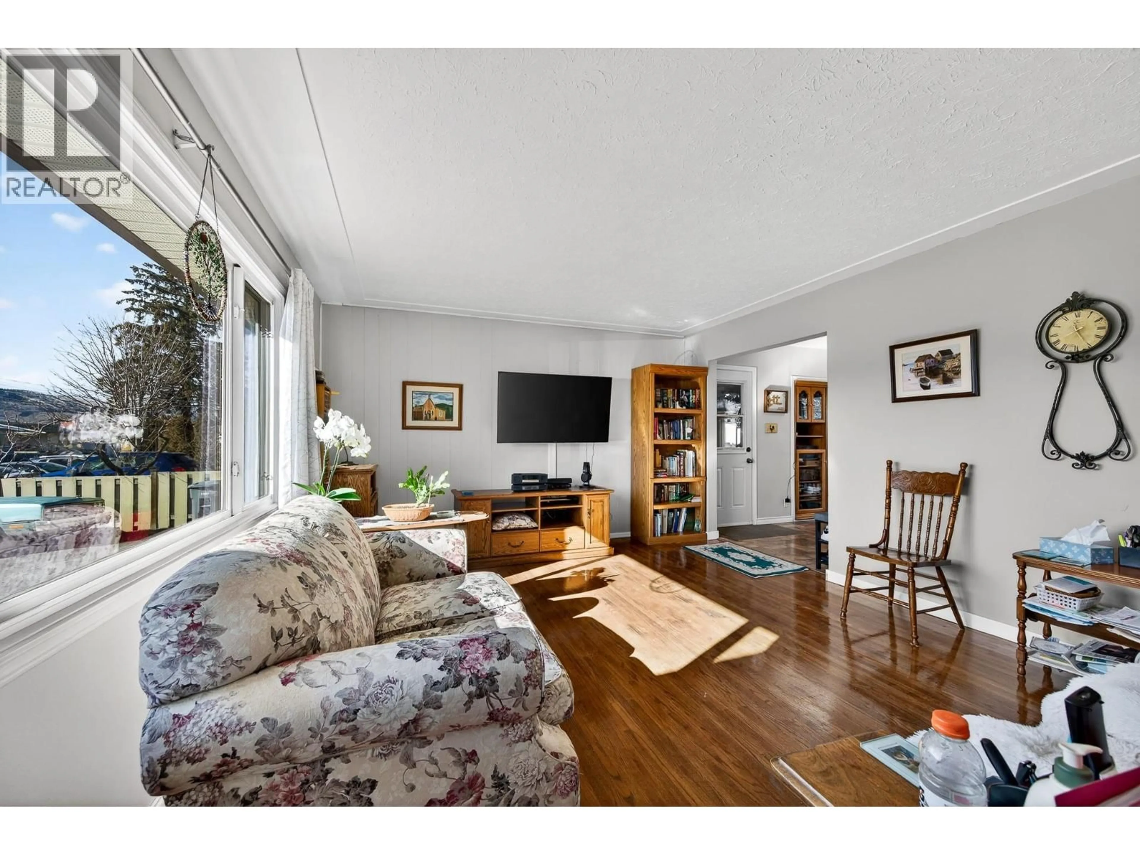 Living room with furniture, wood/laminate floor for 838 LETHBRIDGE AVENUE, Kamloops British Columbia V2B1X8