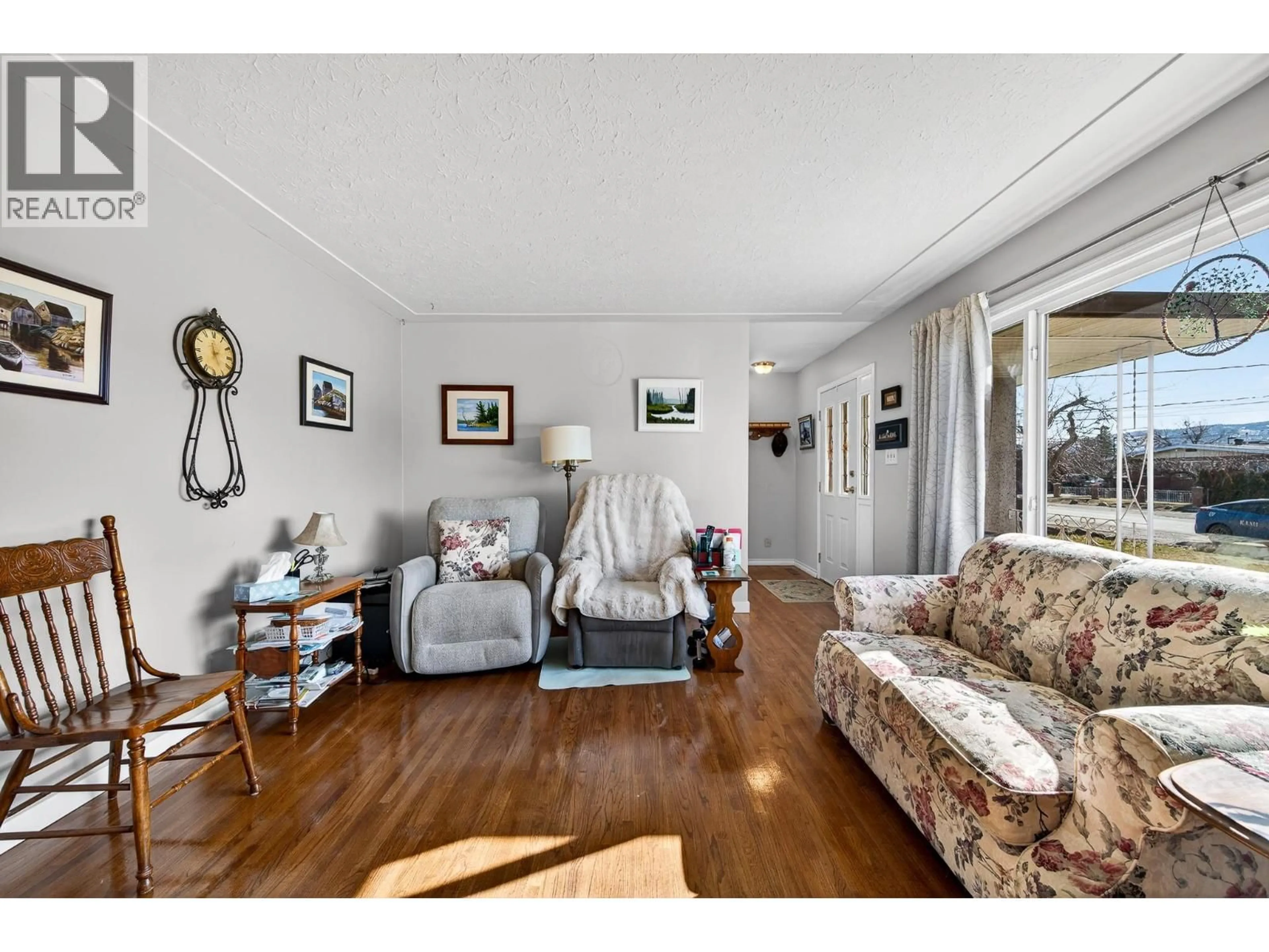 Living room with furniture, wood/laminate floor for 838 LETHBRIDGE AVENUE, Kamloops British Columbia V2B1X8
