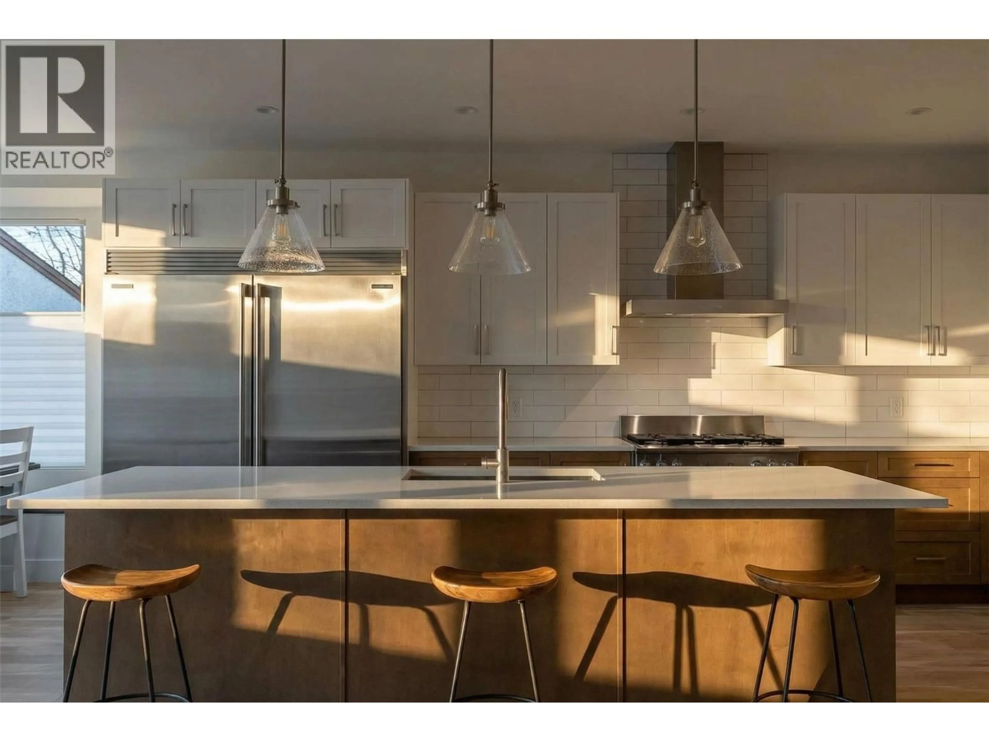 Contemporary kitchen, wood/laminate floor for 827 SAUCIER AVENUE, Kelowna British Columbia V1Y6A4