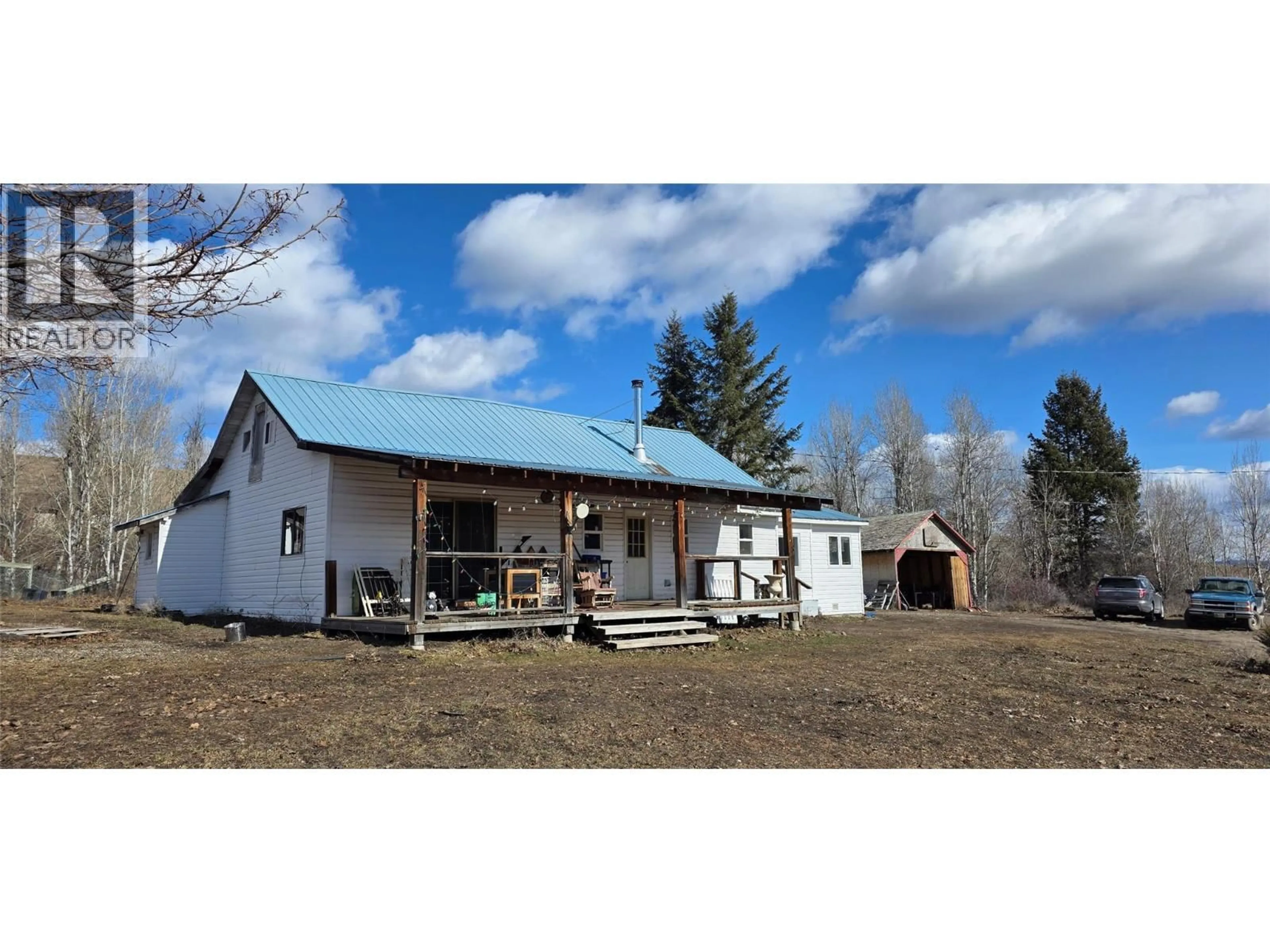 A pic from outside/outdoor area/front of a property/back of a property/a pic from drone, building for 5745 HIGHWAY 3 OTHER, Bridesville British Columbia V0H1Y0
