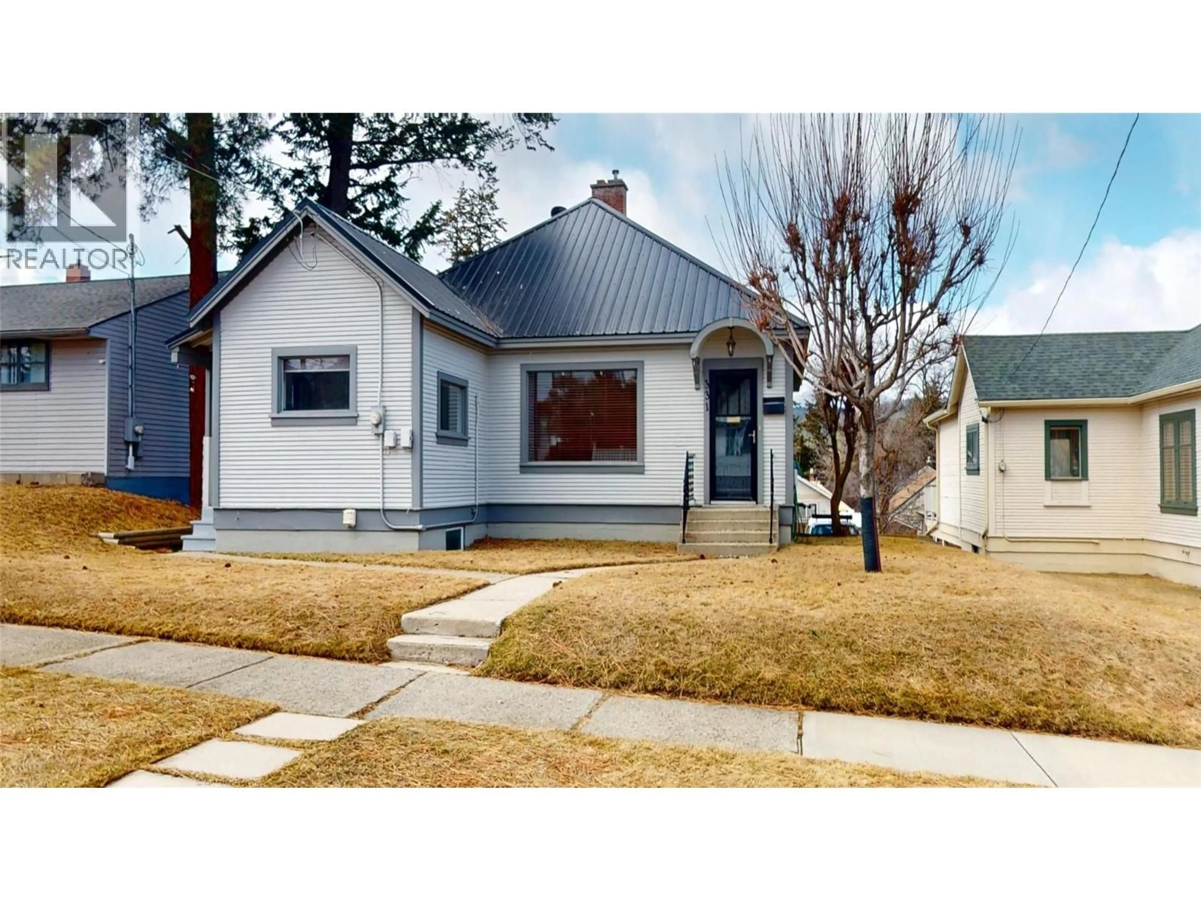 Home with vinyl exterior material, street for 331 10TH AVENUE SOUTH, Cranbrook British Columbia V1C2N5