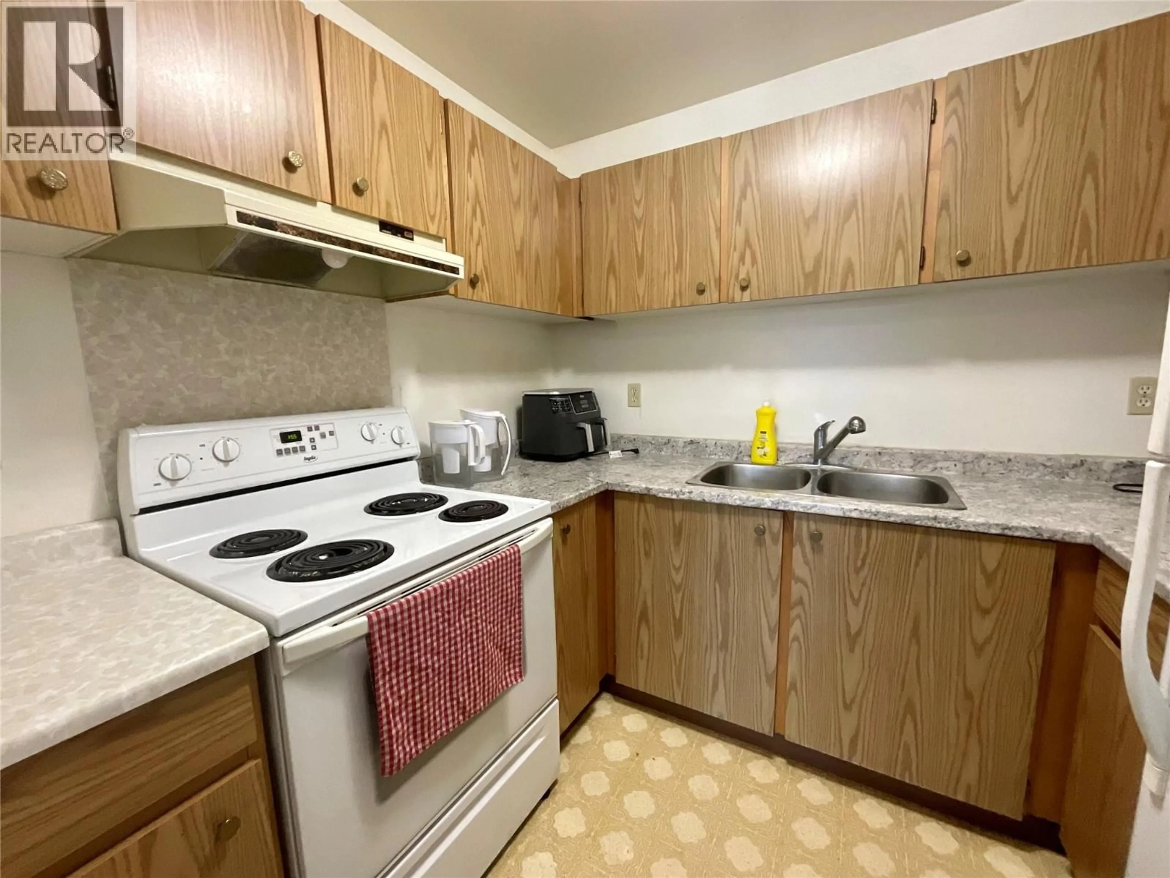 Standard kitchen, unknown for 204 - 185 CHAMBERLAIN CRESCENT, Tumbler Ridge British Columbia V0C2W0
