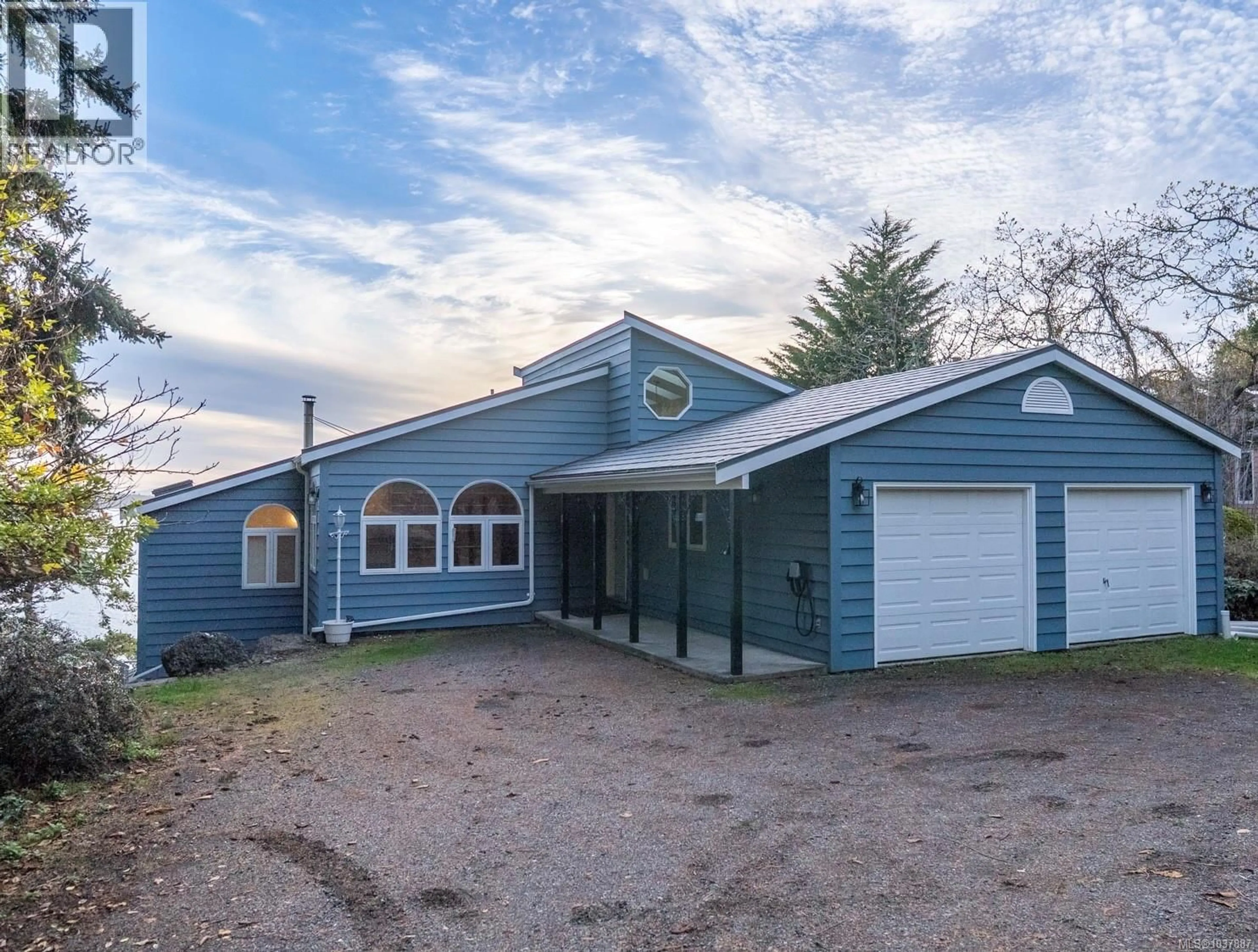 A pic from outside/outdoor area/front of a property/back of a property/a pic from drone, building for 37189 SCHOONER WAY, Pender Island British Columbia V0N2M2