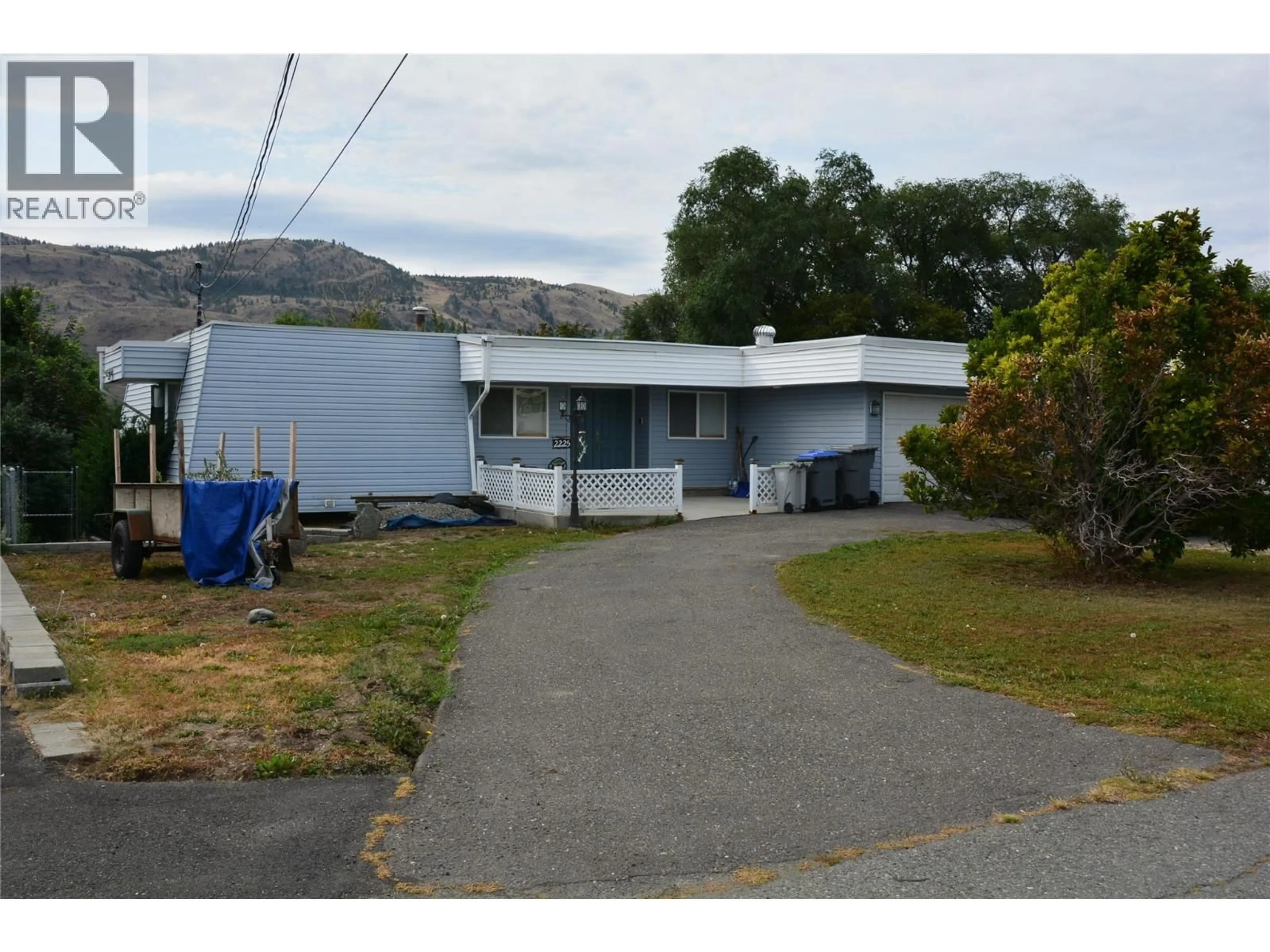 A pic from outside/outdoor area/front of a property/back of a property/a pic from drone, street for 2225 BARAARA AVENUE, Kamloops British Columbia V2B4J4