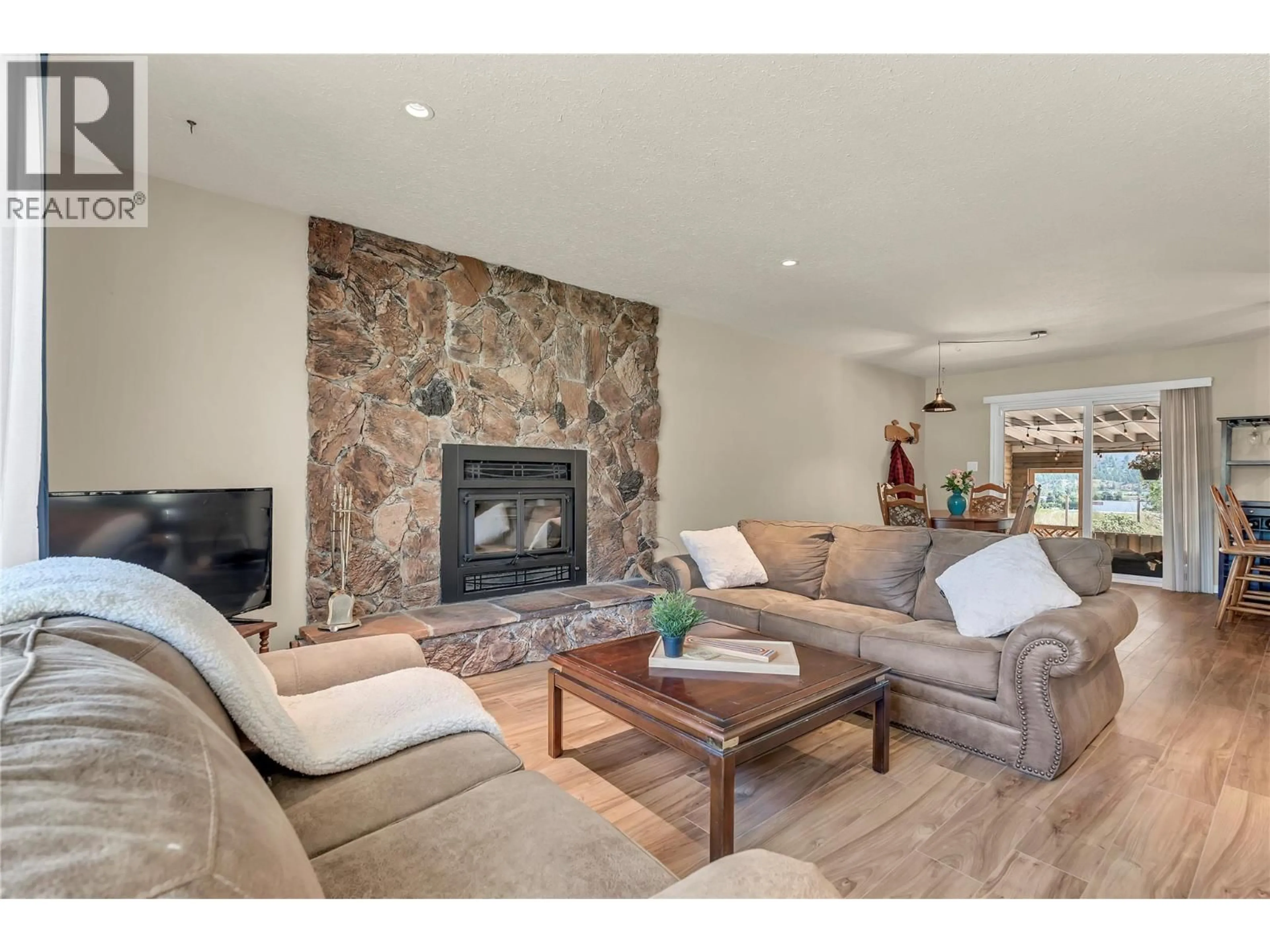 Living room with furniture, unknown for 531 3RD AVENUE, Keremeos British Columbia V0X1N2