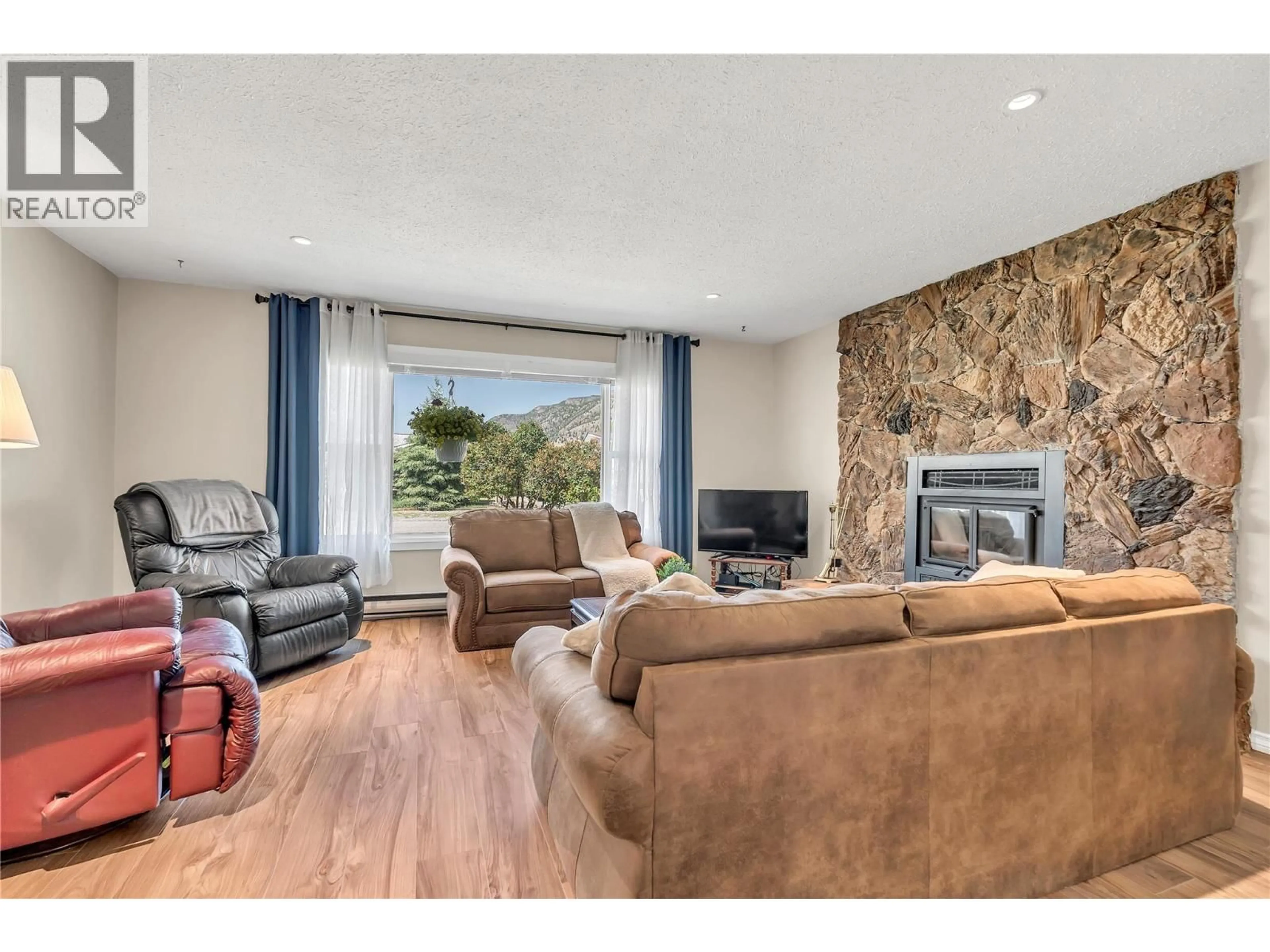 Living room with furniture, unknown for 531 3RD AVENUE, Keremeos British Columbia V0X1N2