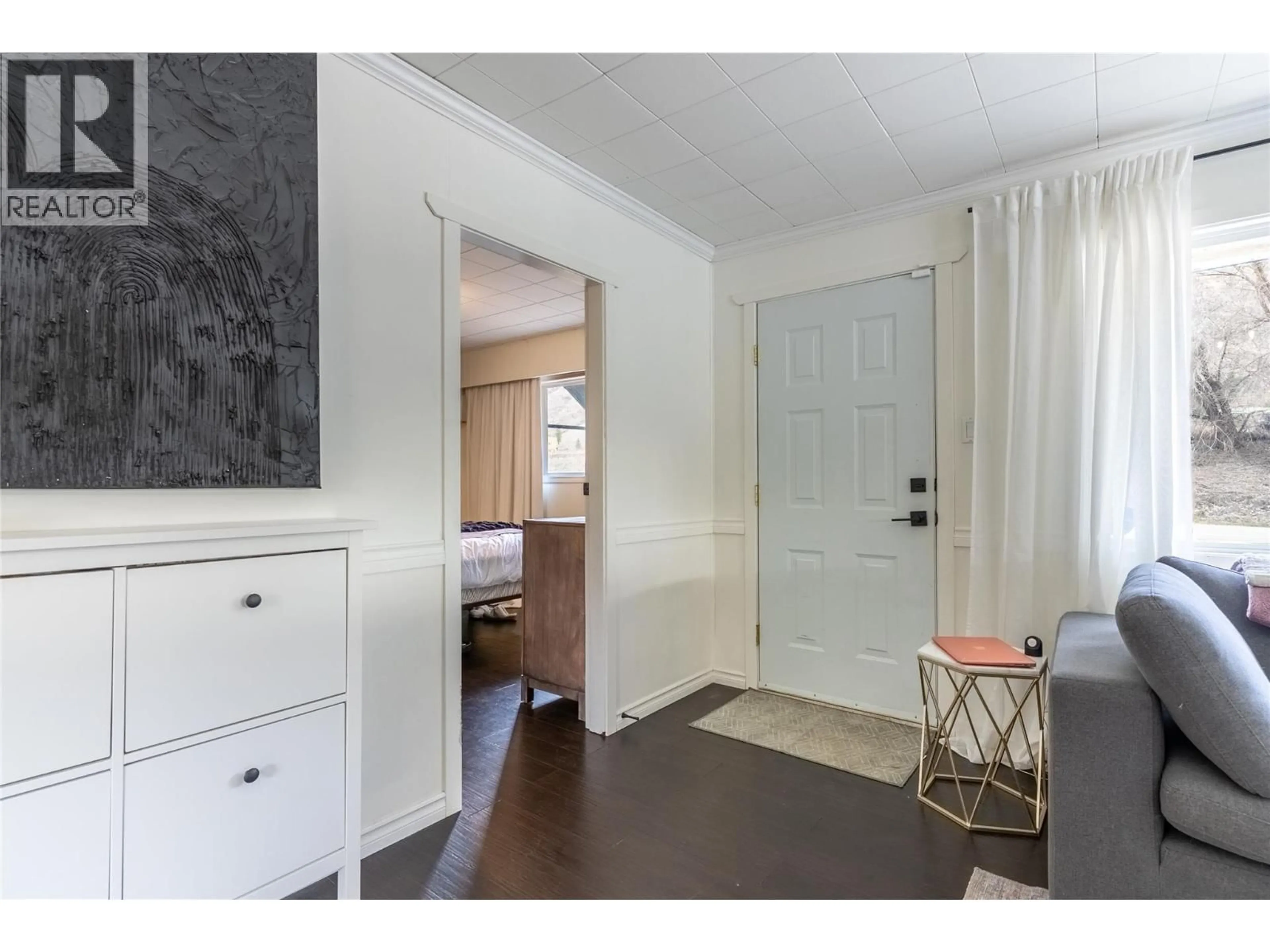 Indoor entryway for 4249 OLD YELLOWHEAD HIGHWAY, Kamloops British Columbia V2H1N4