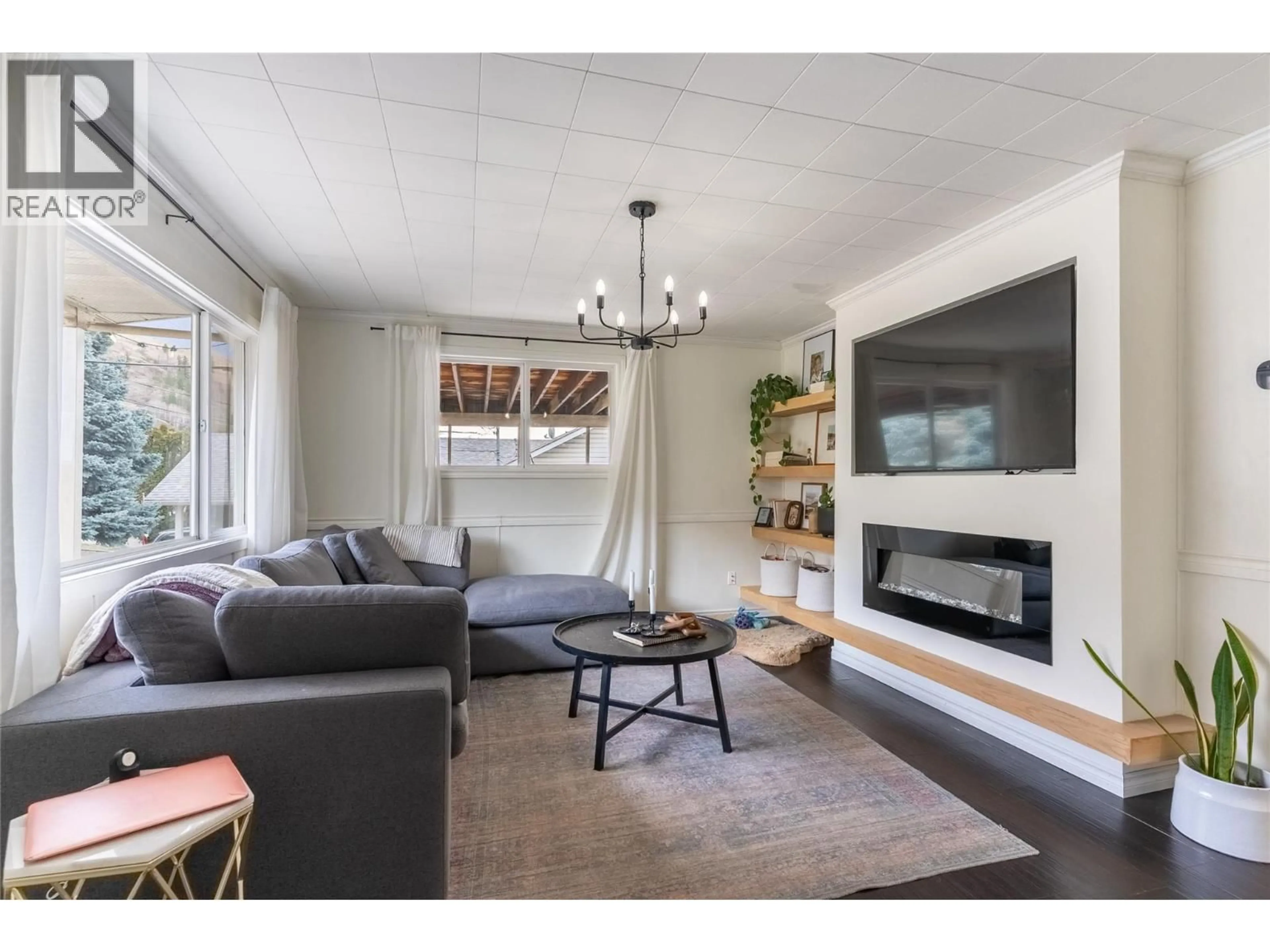 Living room with furniture, unknown for 4249 OLD YELLOWHEAD HIGHWAY, Kamloops British Columbia V2H1N4