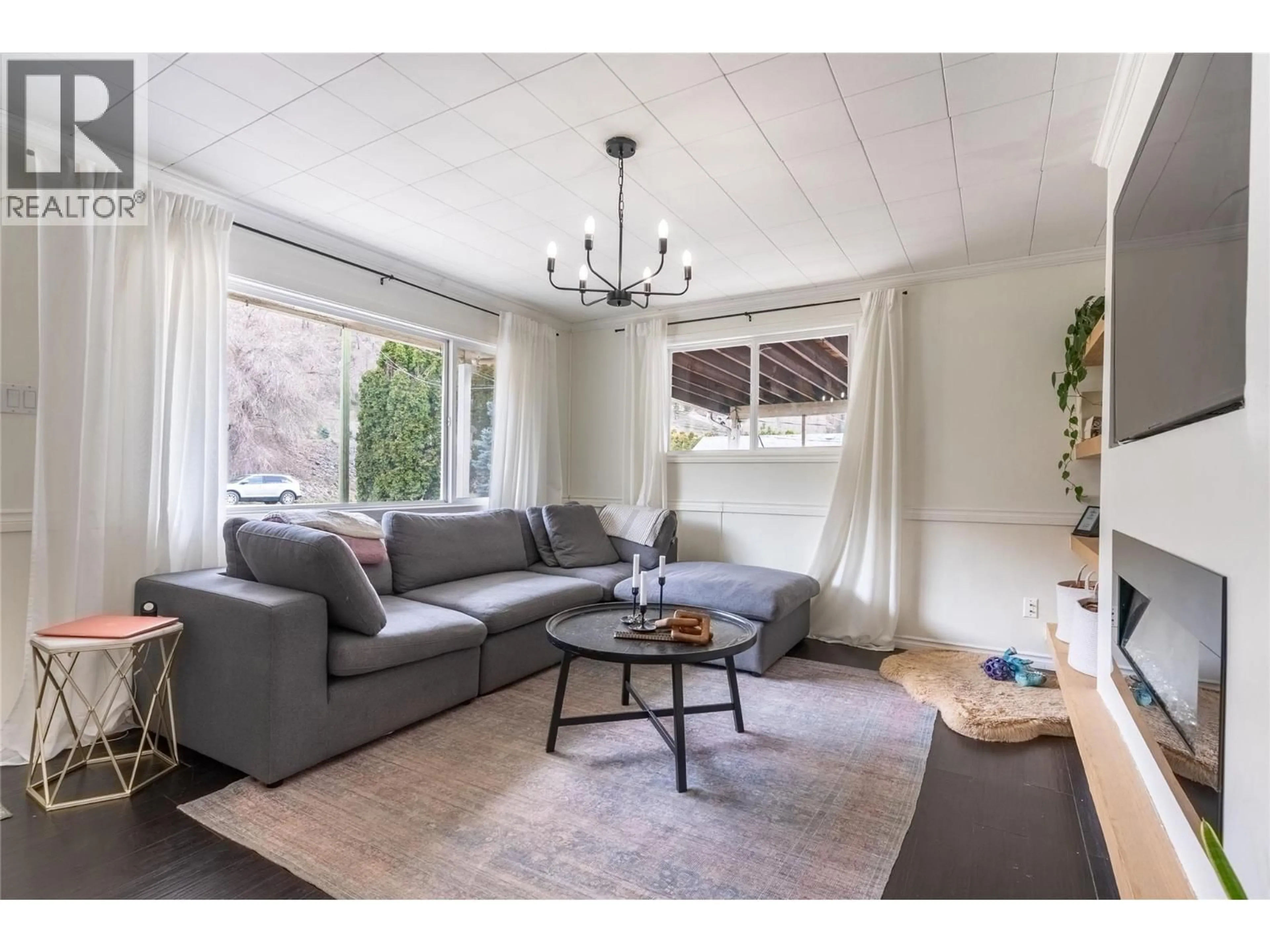 Living room with furniture, unknown for 4249 OLD YELLOWHEAD HIGHWAY, Kamloops British Columbia V2H1N4