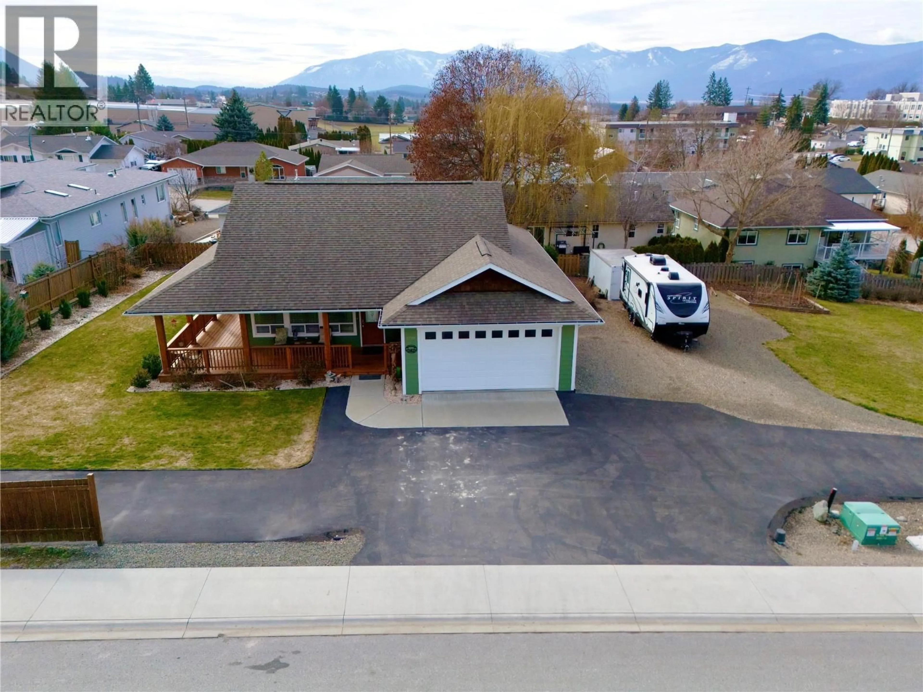 A pic from outside/outdoor area/front of a property/back of a property/a pic from drone, mountain view for 1719 MURDOCH STREET, Creston British Columbia V0B1G5