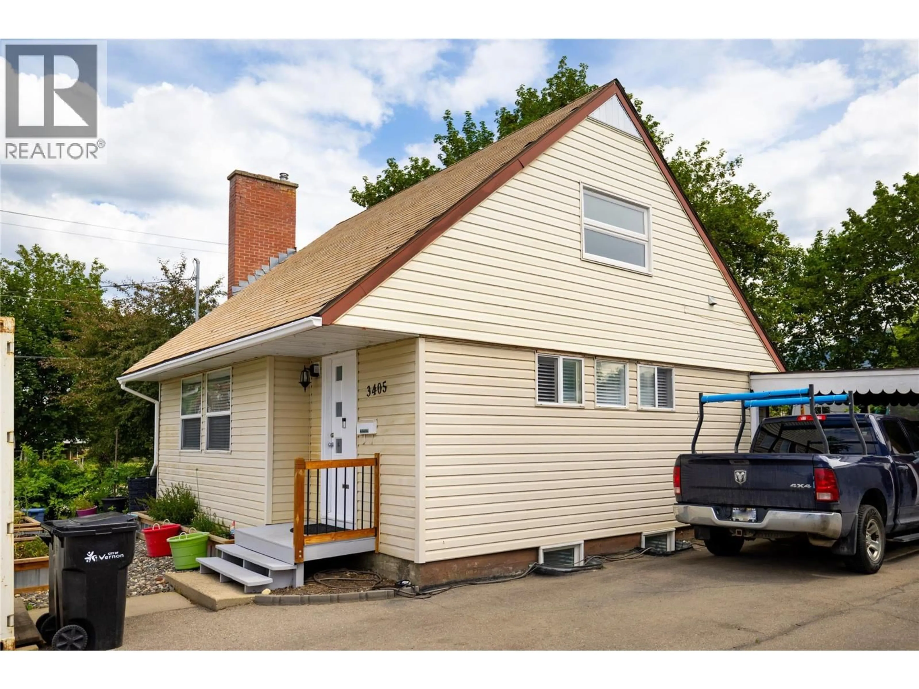 Home with vinyl exterior material, street for 3405 16 STREET, Vernon British Columbia V1T3X5