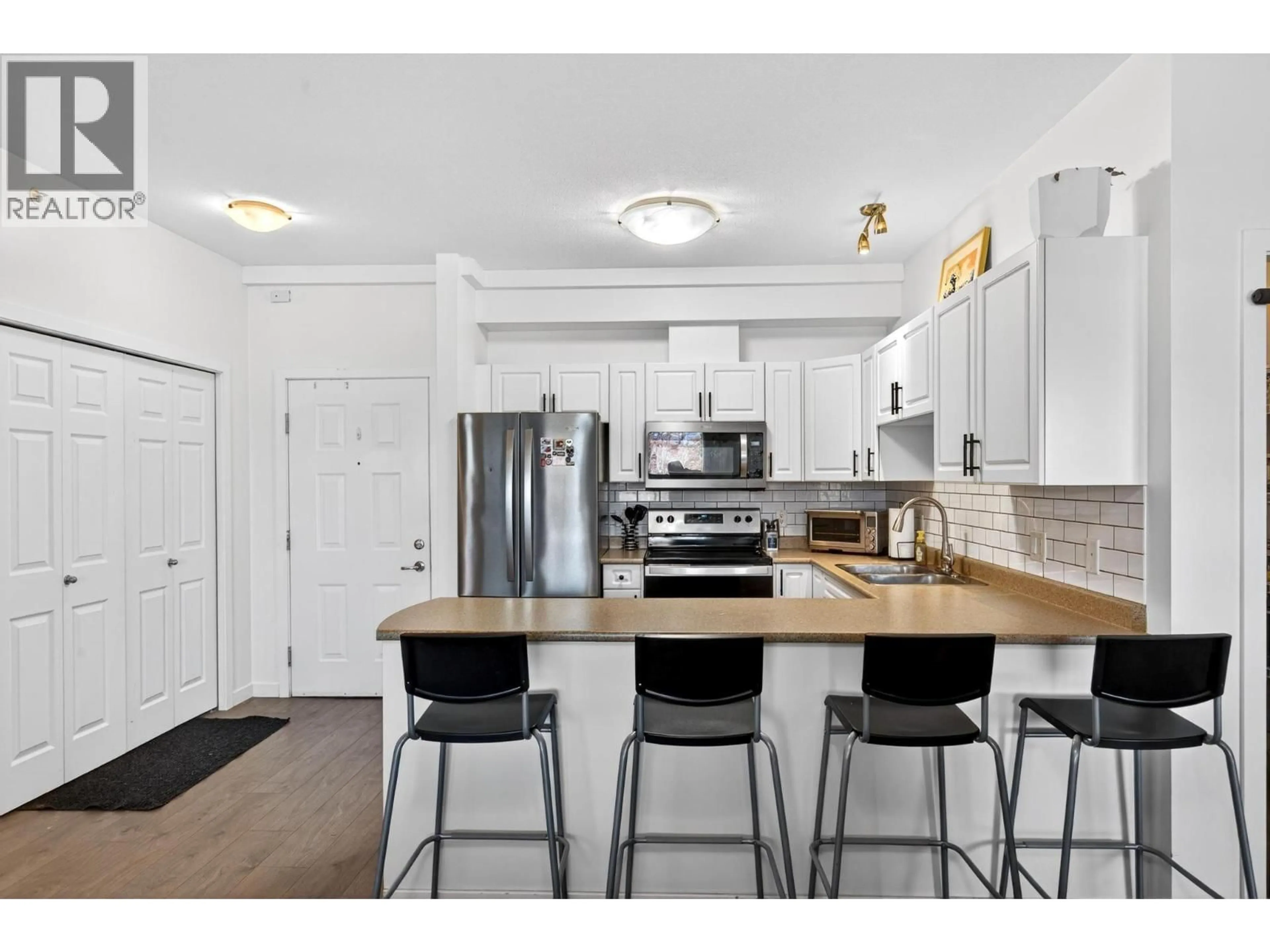 Open concept kitchen, wood/laminate floor for 408 - 778 RUTLAND ROAD, Kelowna British Columbia V1X8B3