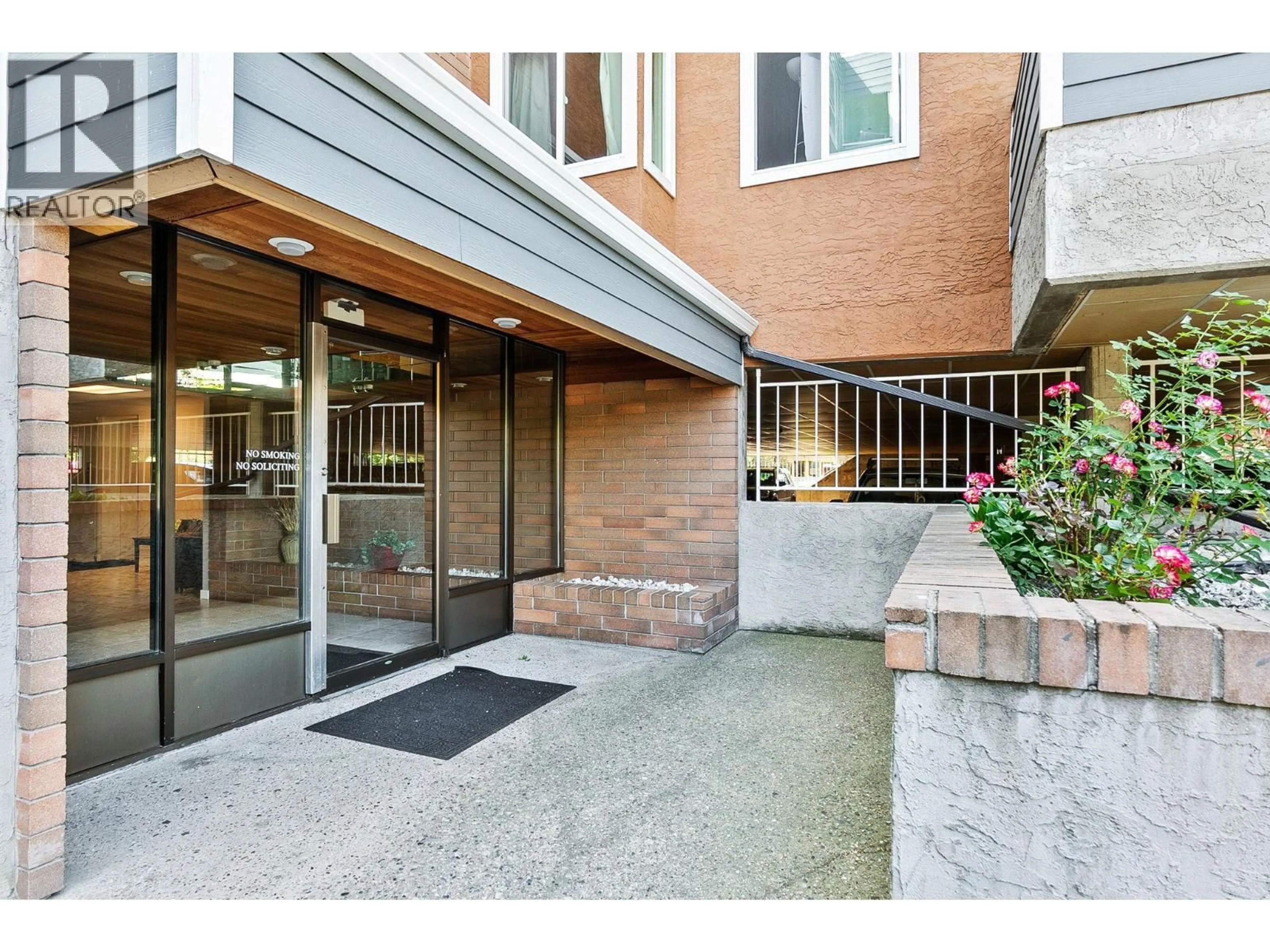 Indoor foyer for 310 - 1685 UFTON COURT, Kelowna British Columbia V1Y8G7