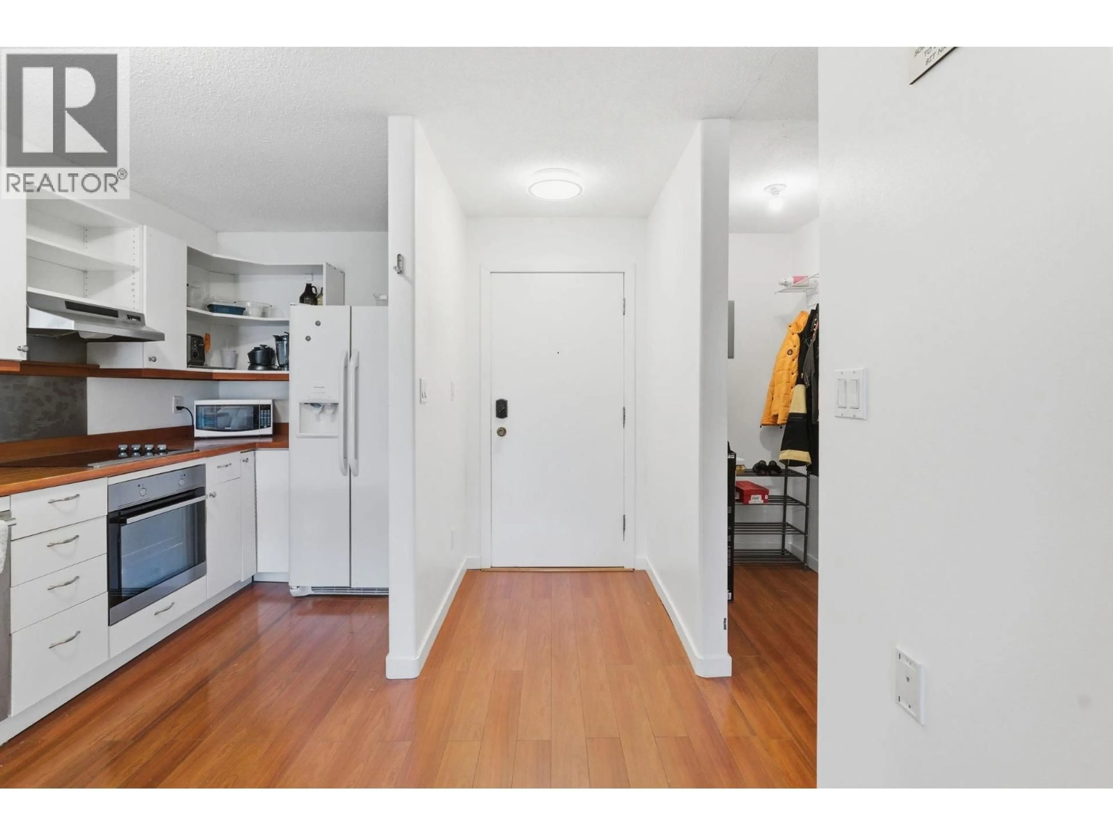 Indoor entryway for 310 - 1685 UFTON COURT, Kelowna British Columbia V1Y8G7