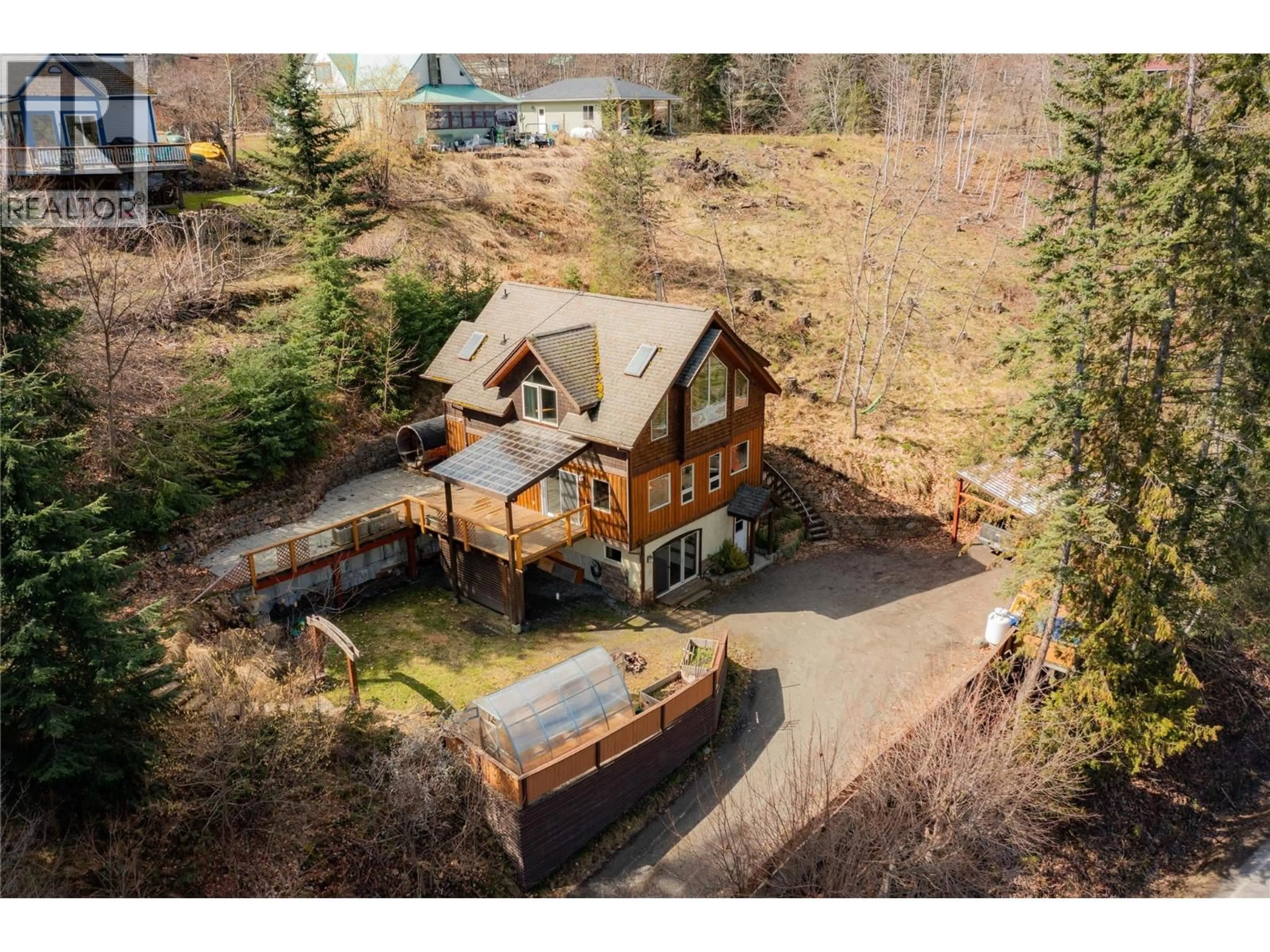 A pic from outside/outdoor area/front of a property/back of a property/a pic from drone, unknown for 641 WEST FRONT STREET, Kaslo British Columbia V0G1M0