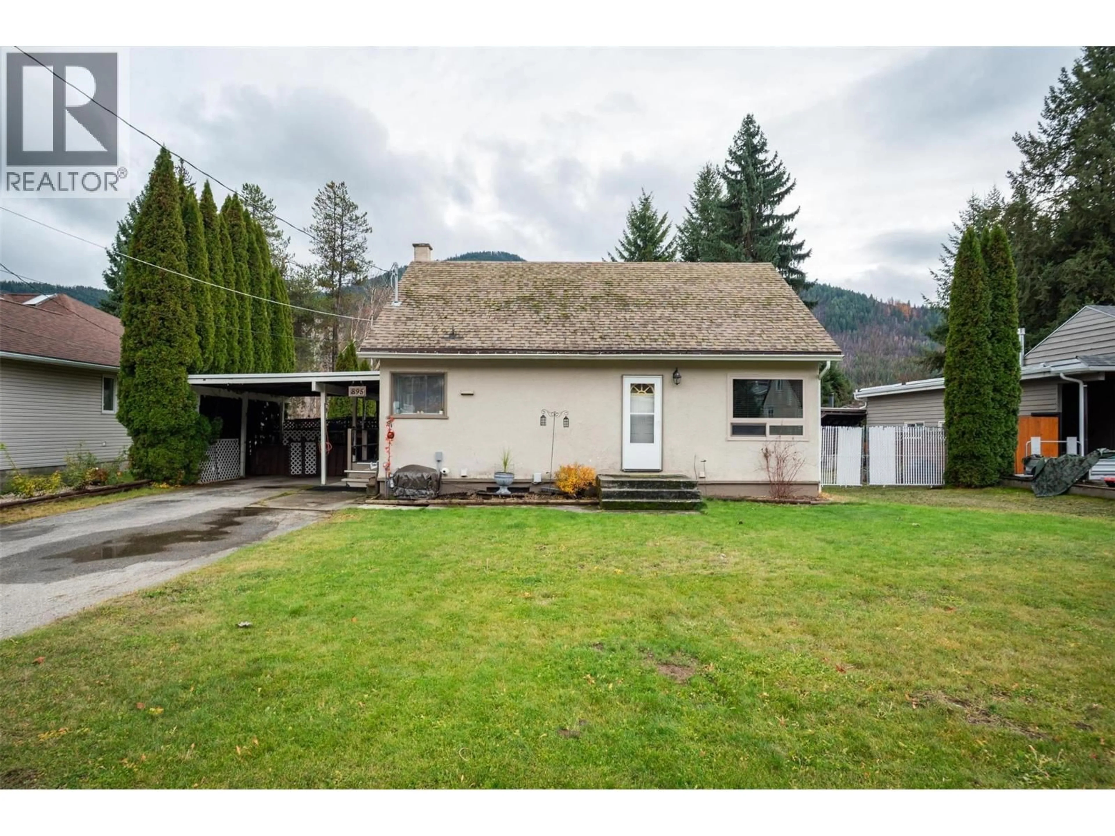 A pic from outside/outdoor area/front of a property/back of a property/a pic from drone, mountain view for 895 9TH AVENUE, Montrose British Columbia V0G1P0