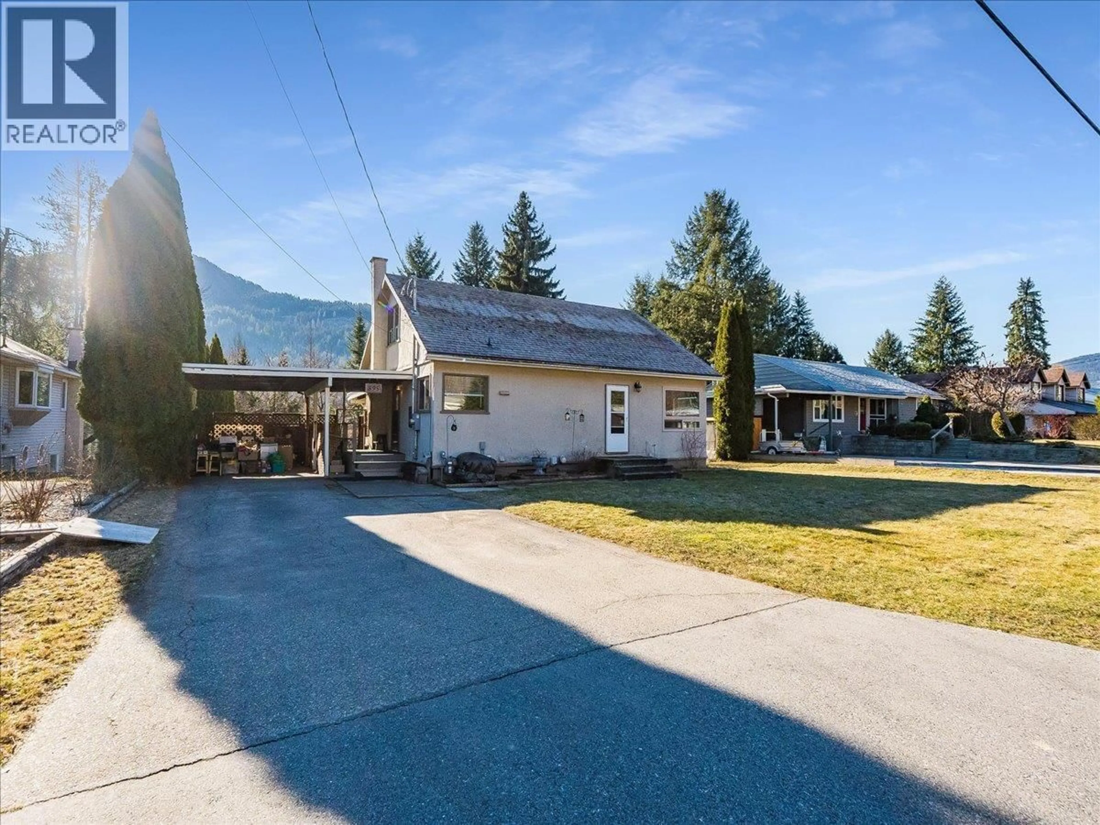 A pic from outside/outdoor area/front of a property/back of a property/a pic from drone, mountain view for 895 9TH AVENUE, Montrose British Columbia V0G1P0
