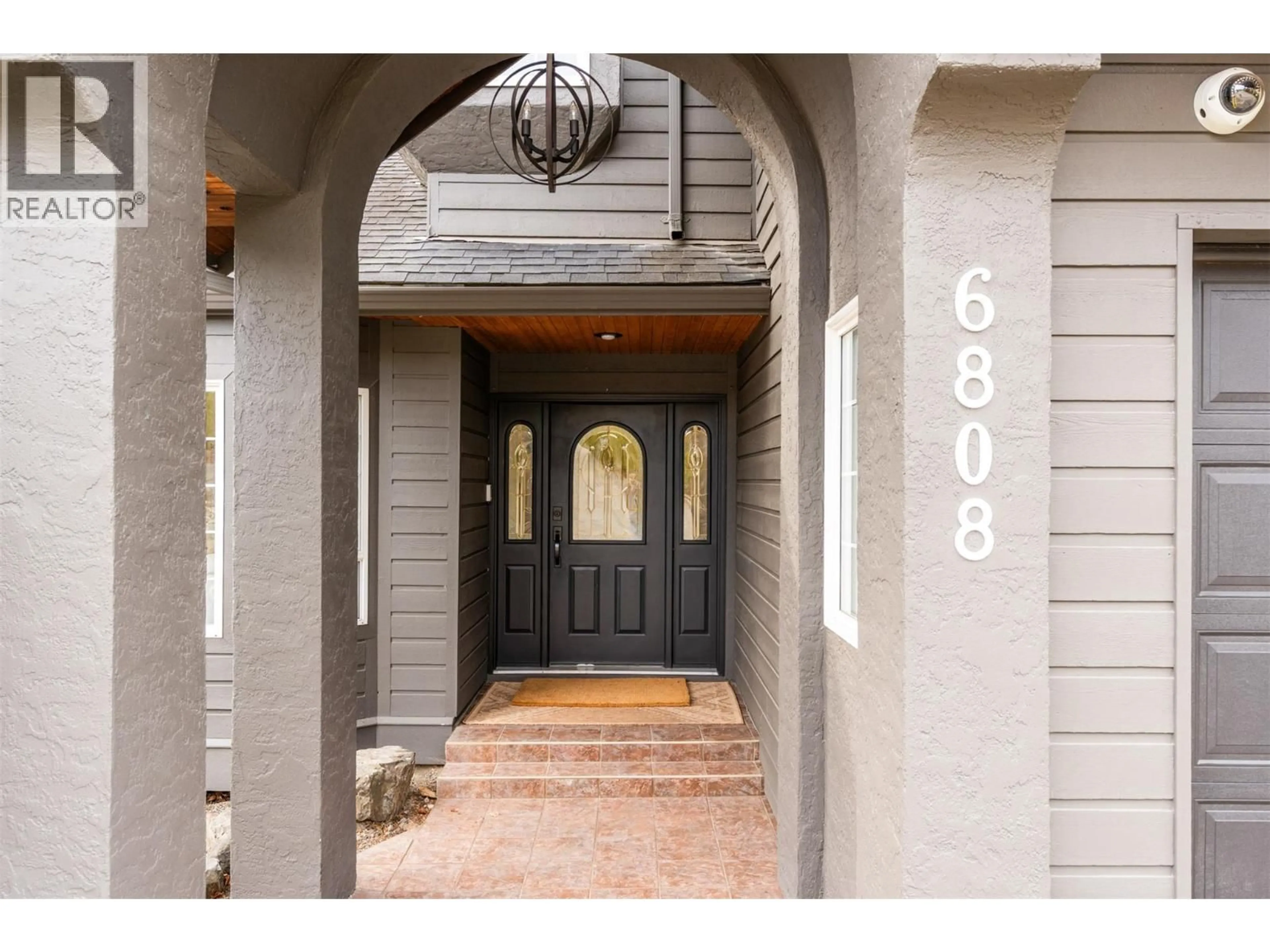 Indoor entryway for 6808 CAMEO DRIVE NORTH, Vernon British Columbia V1H1N9