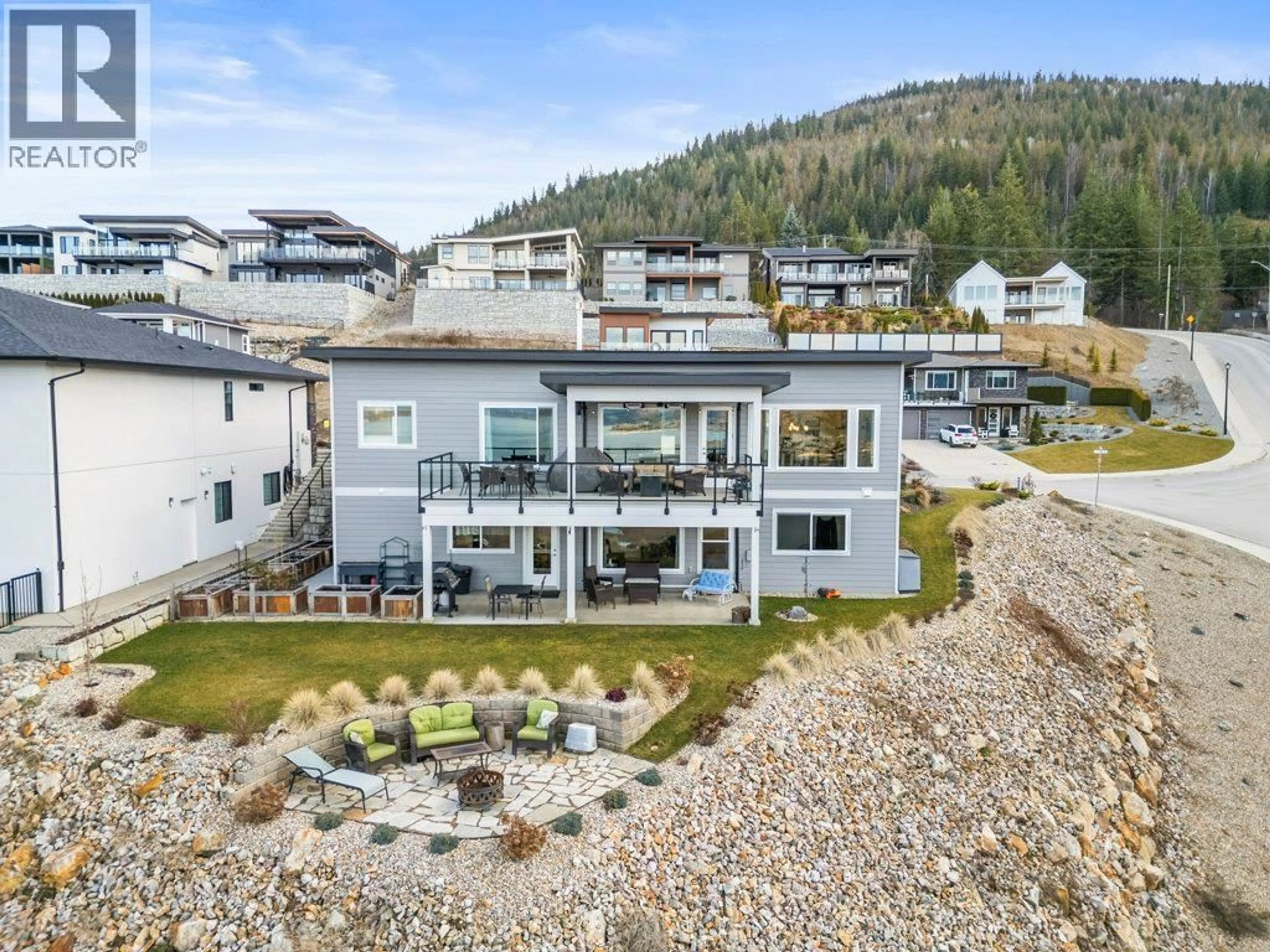 A pic from outside/outdoor area/front of a property/back of a property/a pic from drone, water/lake/river/ocean view for 1021 17 AVENUE SOUTHEAST, Salmon Arm British Columbia V1E2G2