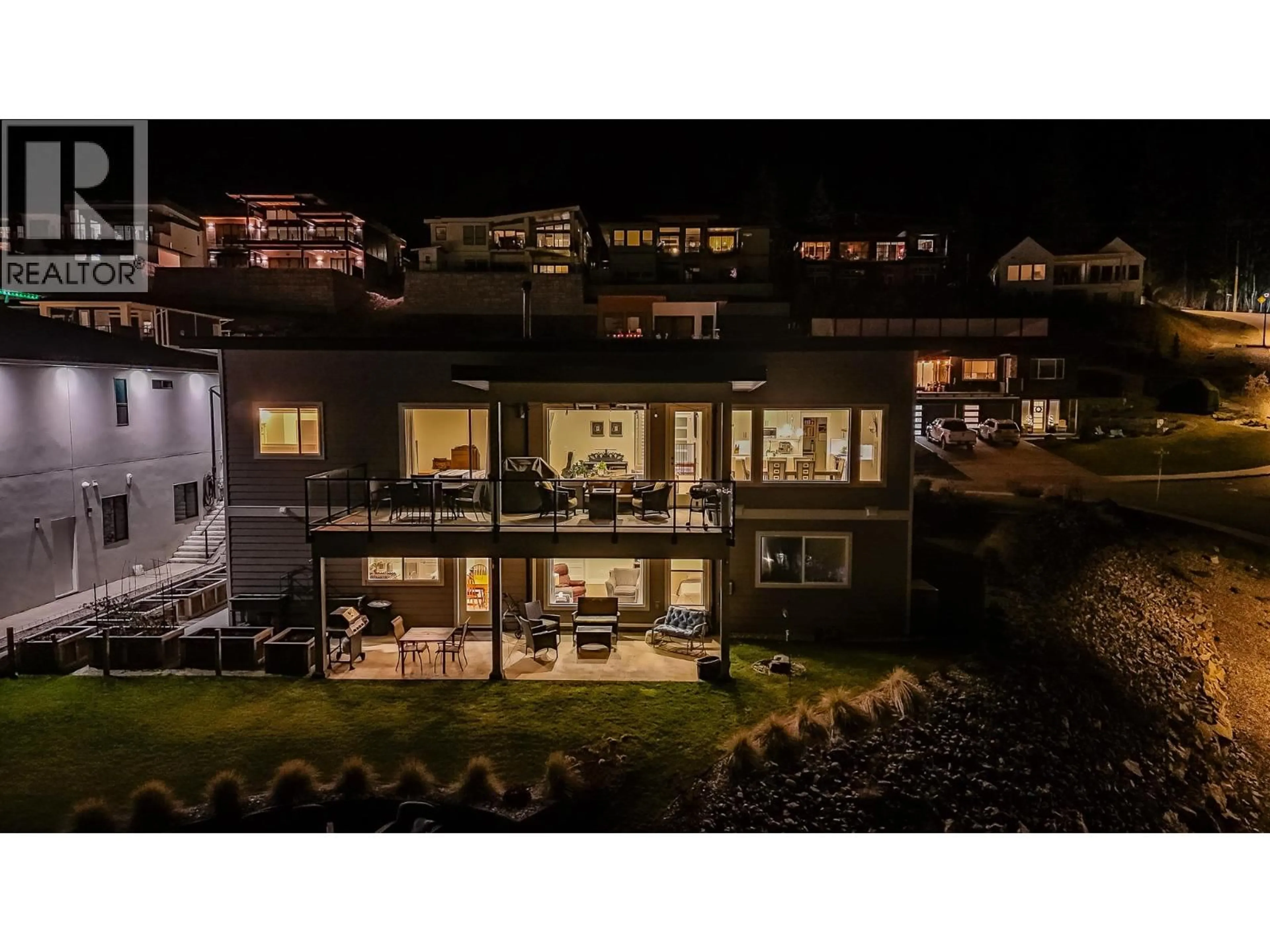 A pic from outside/outdoor area/front of a property/back of a property/a pic from drone, unknown for 1021 17 AVENUE SOUTHEAST, Salmon Arm British Columbia V1E2G2