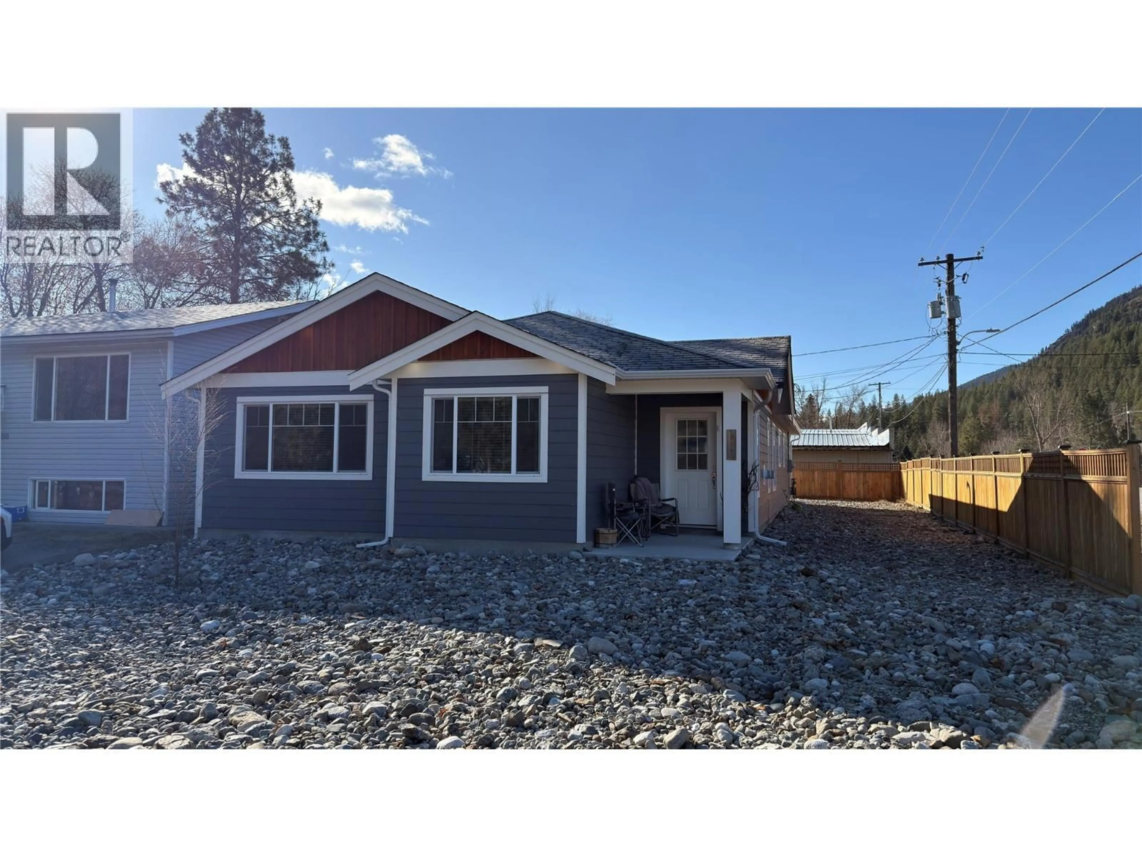 Home with vinyl exterior material, unknown for 594 SIXTH AVENUE, Midway British Columbia V0H1M0