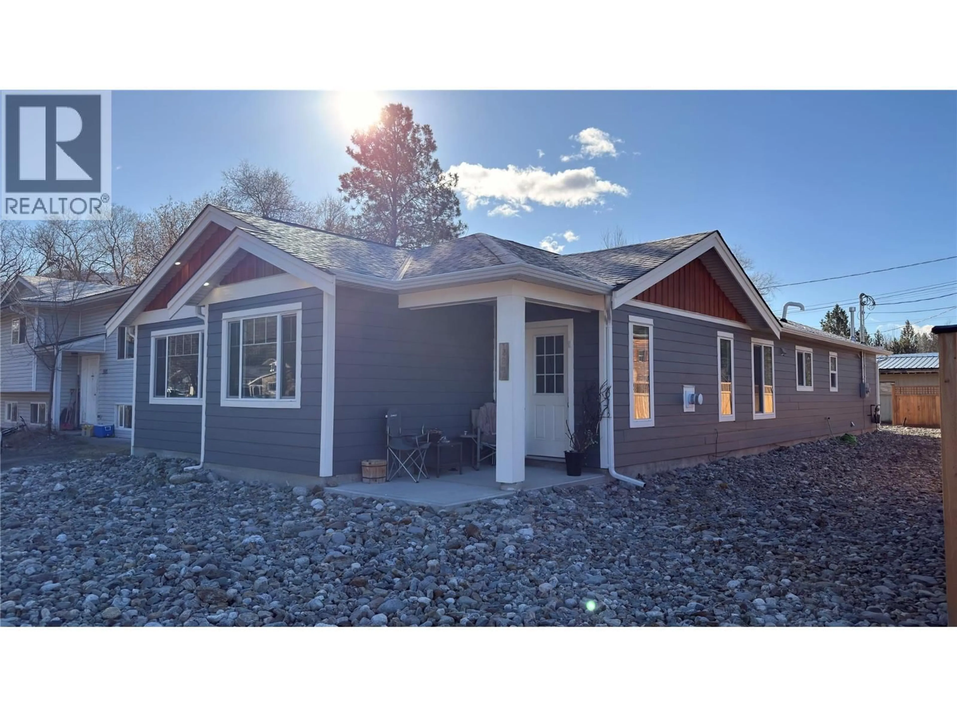 Home with vinyl exterior material, unknown for 594 SIXTH AVENUE, Midway British Columbia V0H1M0