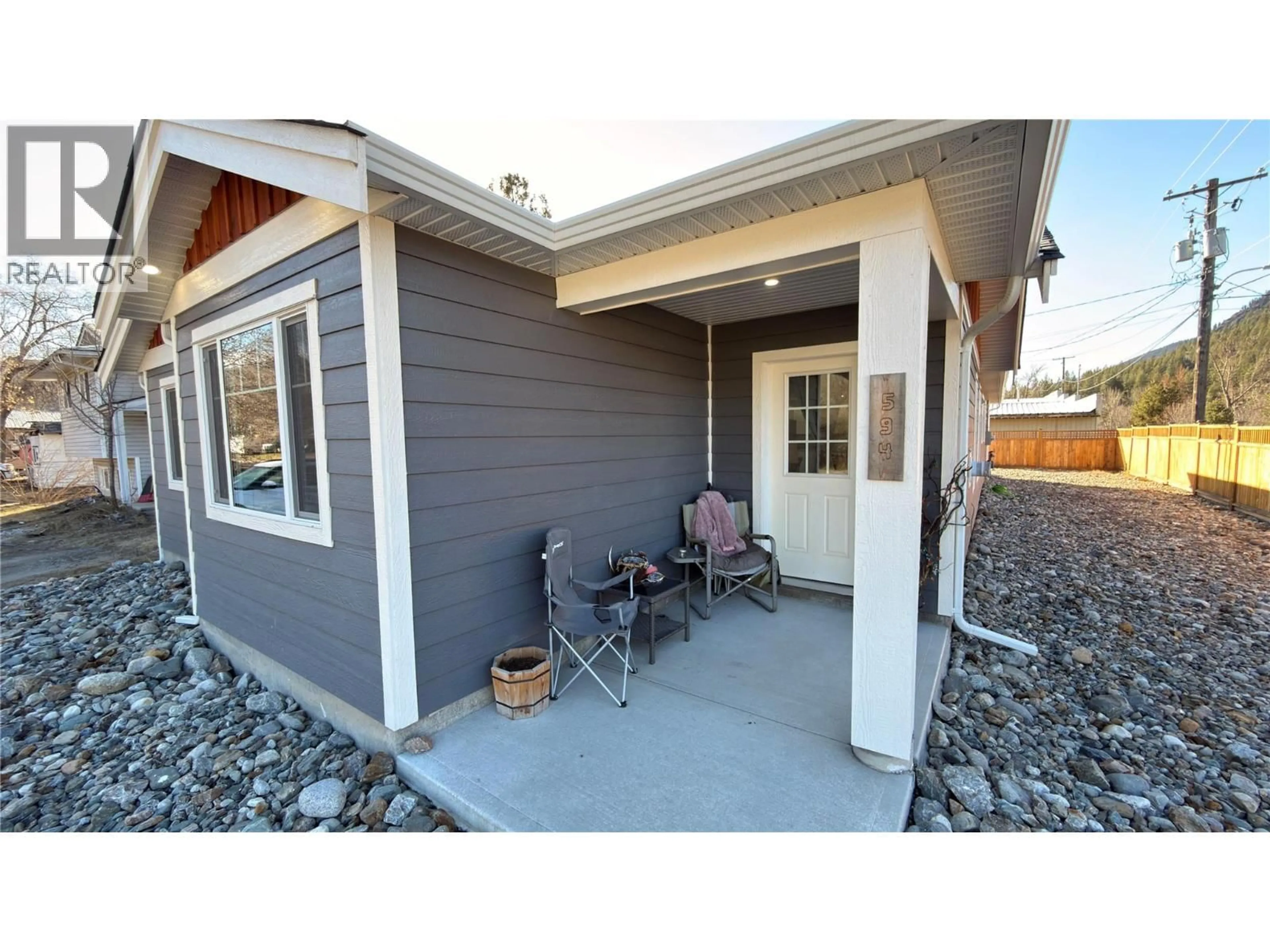 Home with vinyl exterior material, street for 594 SIXTH AVENUE, Midway British Columbia V0H1M0