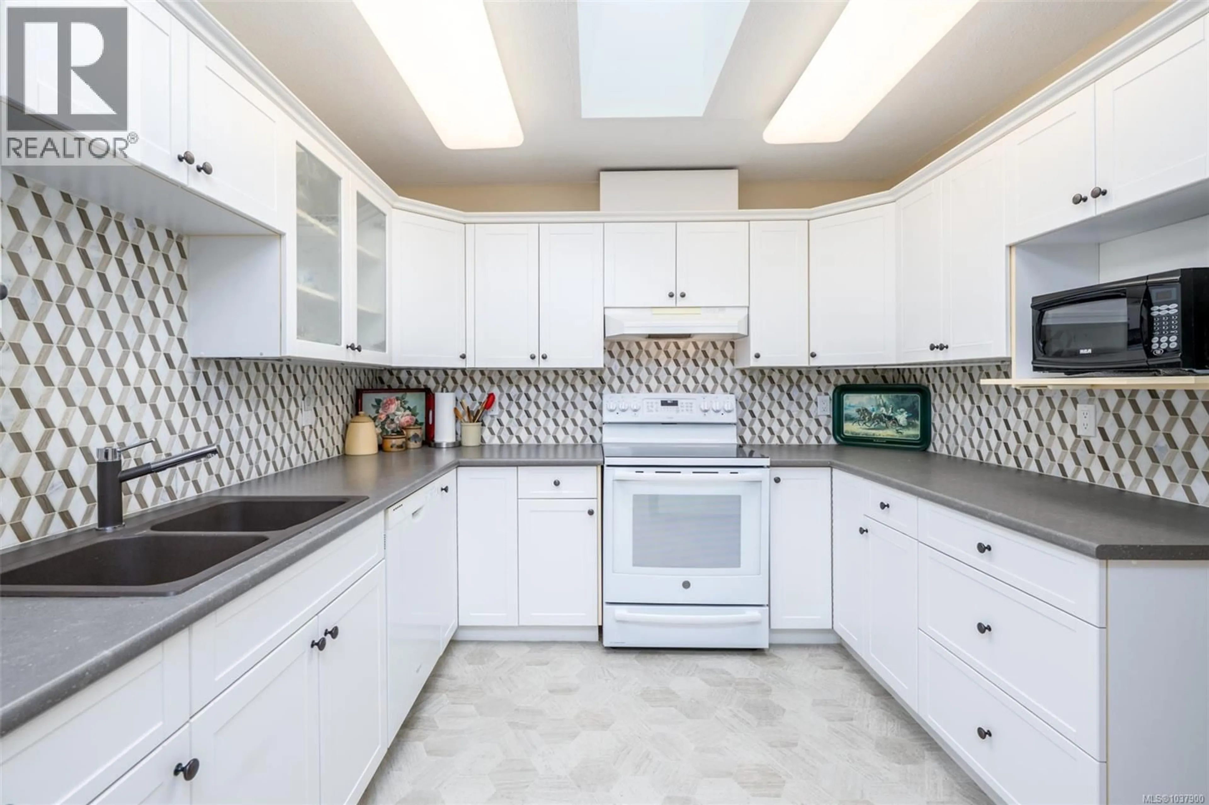 Standard kitchen, ceramic/tile floor for 403 - 275 FIRST STREET, Duncan British Columbia V9L1R3