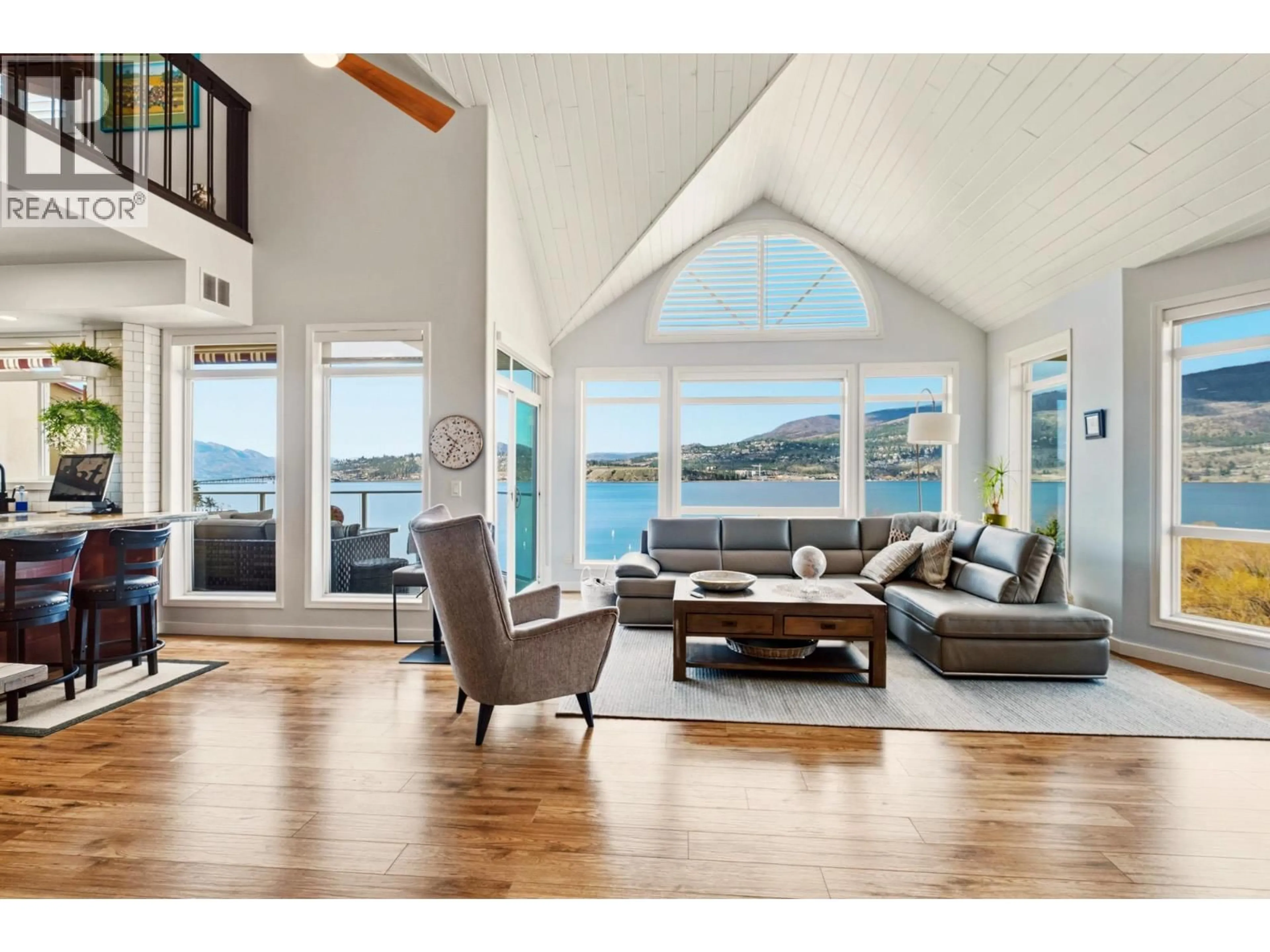 Living room with furniture, wood/laminate floor for 625 - 1088 SUNSET DRIVE, Kelowna British Columbia V1Y9W1