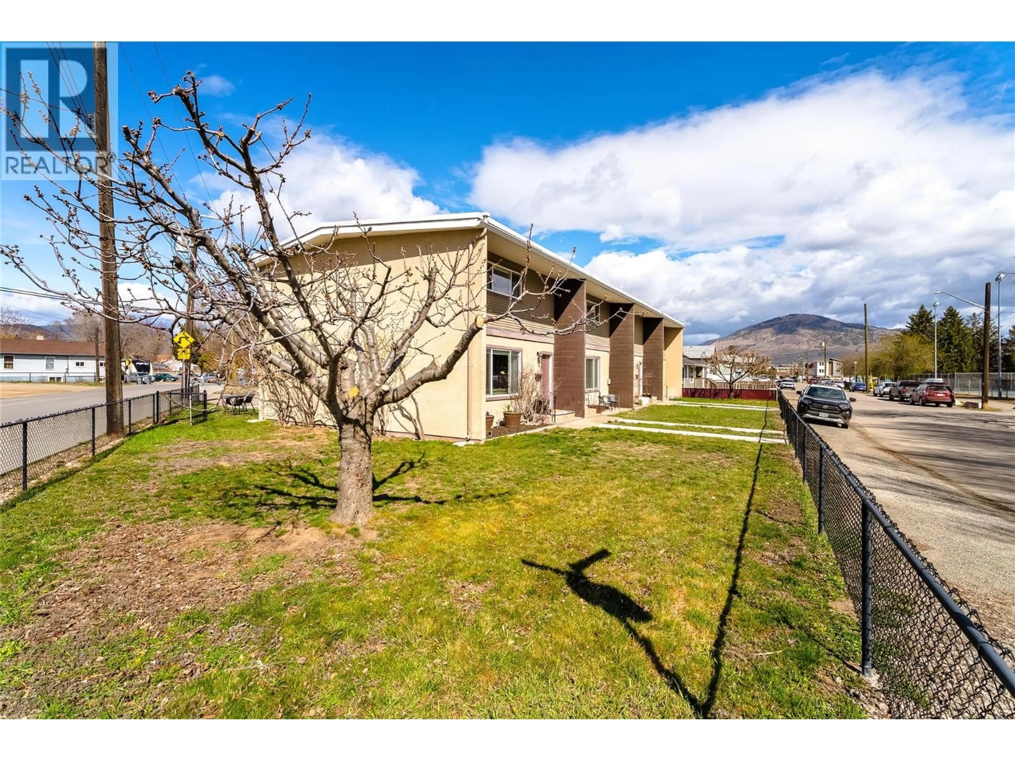 A pic from outside/outdoor area/front of a property/back of a property/a pic from drone, mountain view for 288 PARK STREET, Kamloops British Columbia V2B4A7